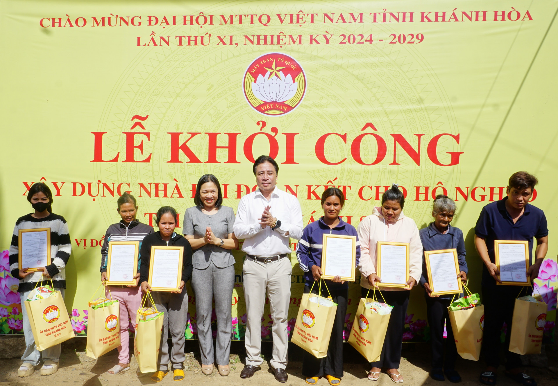 Ông Nguyễn Khắc Toàn và bà Trần Thu Mai trao quyết định tặng nhà Đại đoàn kết cho hộ nghèo xã Sơn Trung