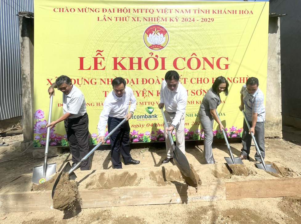 Ông Nguyễn Khắc Toàn cùng lãnh đạo các đơn vị thực hiện nghi thức khởi công xây dựng nhà Đại đoàn kết cho hộ nghèo huyện Khánh Sơn  