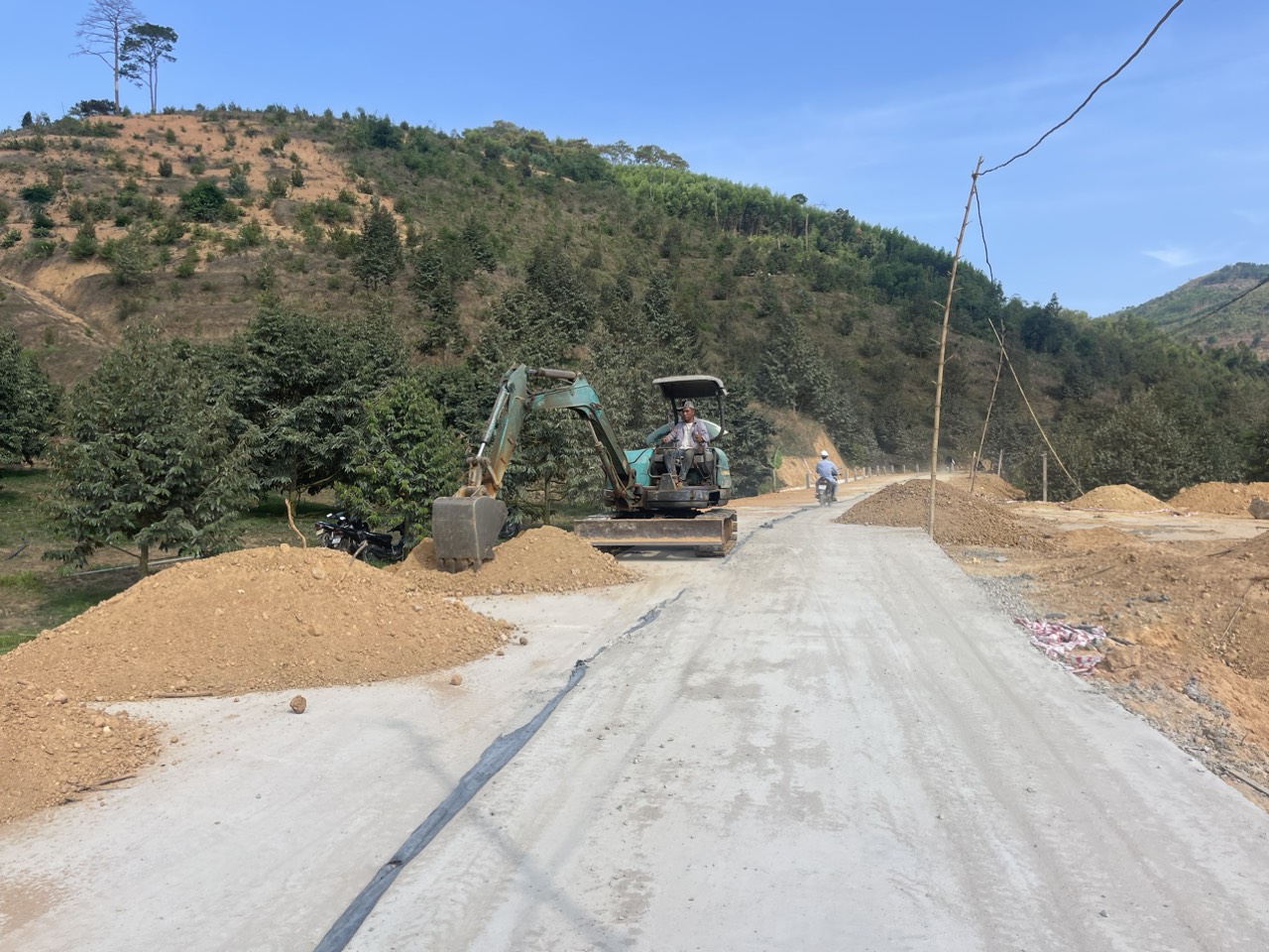 Đường từ thôn Tha Mang, xã Ba Cụm Bắc đi thôn Tà Lương (thị trấn Tô Hạp) đã cơ bản hoàn thành