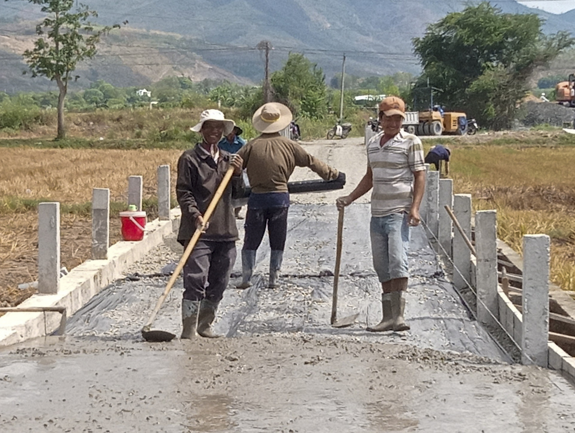 Thi công đường vào khu sản xuất thôn Văn Sơn, xã Cam Phước Tây.