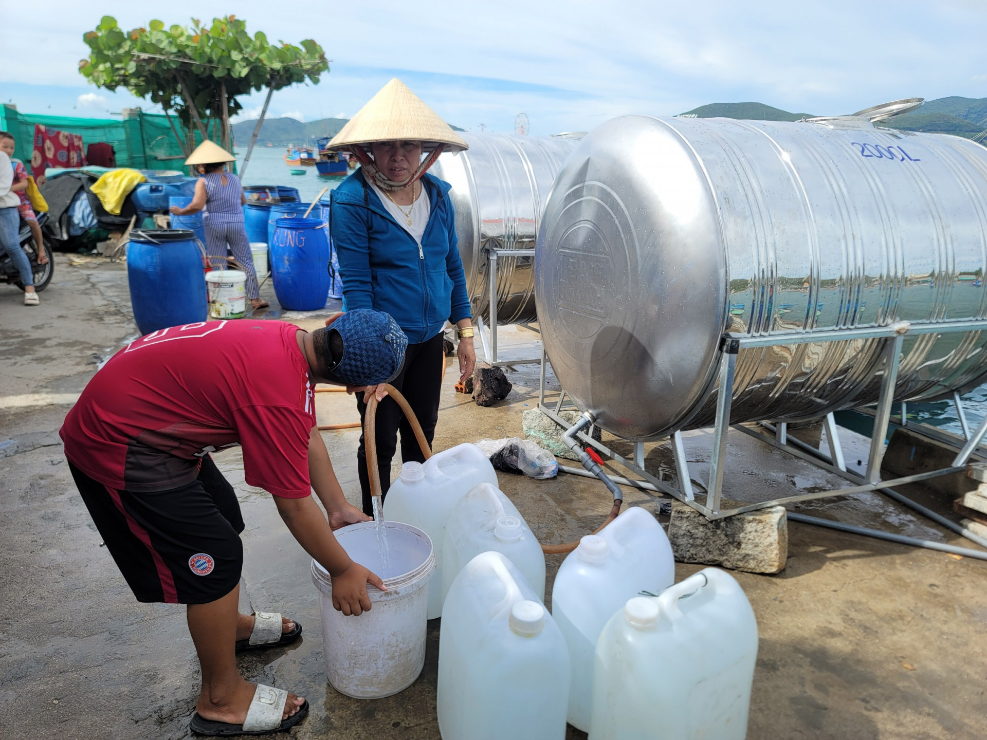 Người dân đảo Trí Nguyên lấy nước sạch tại điểm cấp miễn phí.