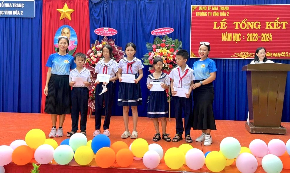 Đại diện Câu lạc bộ trao học bổng cho học sinh Trường Tiểu học Vĩnh Hòa 2.