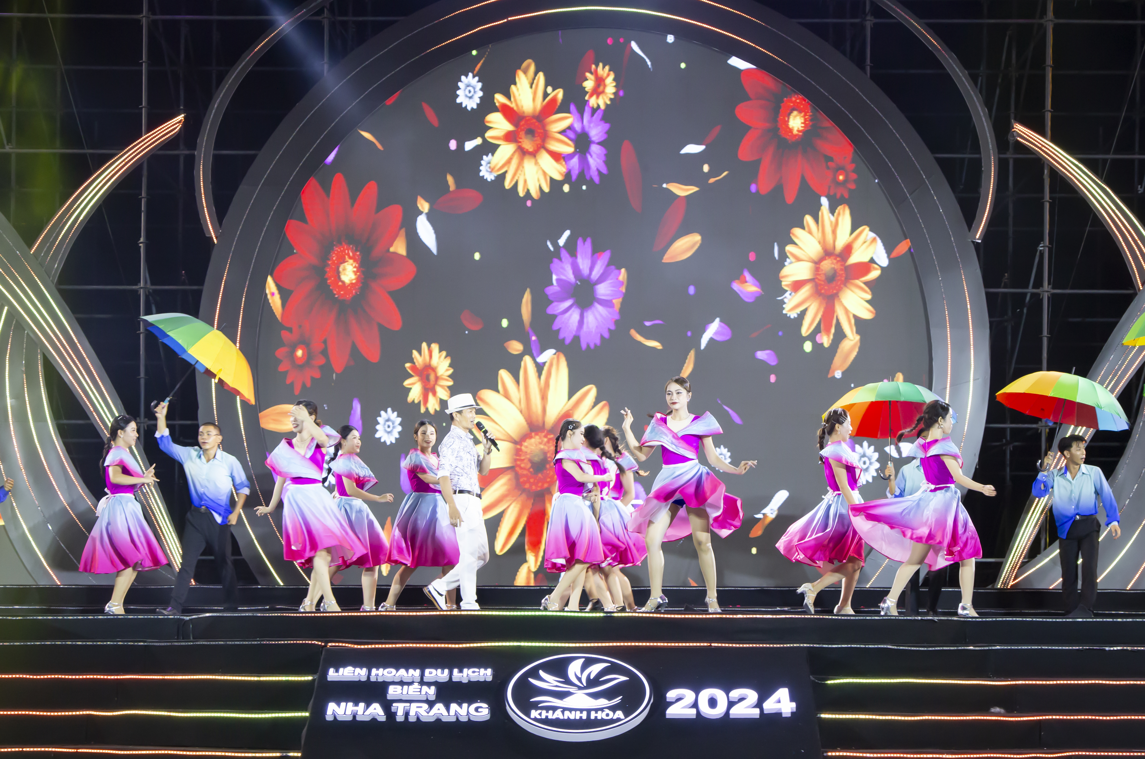 Hơn 600 người tham gia liên hoan dân vũ, khiêu vũ và ca múa nhạc