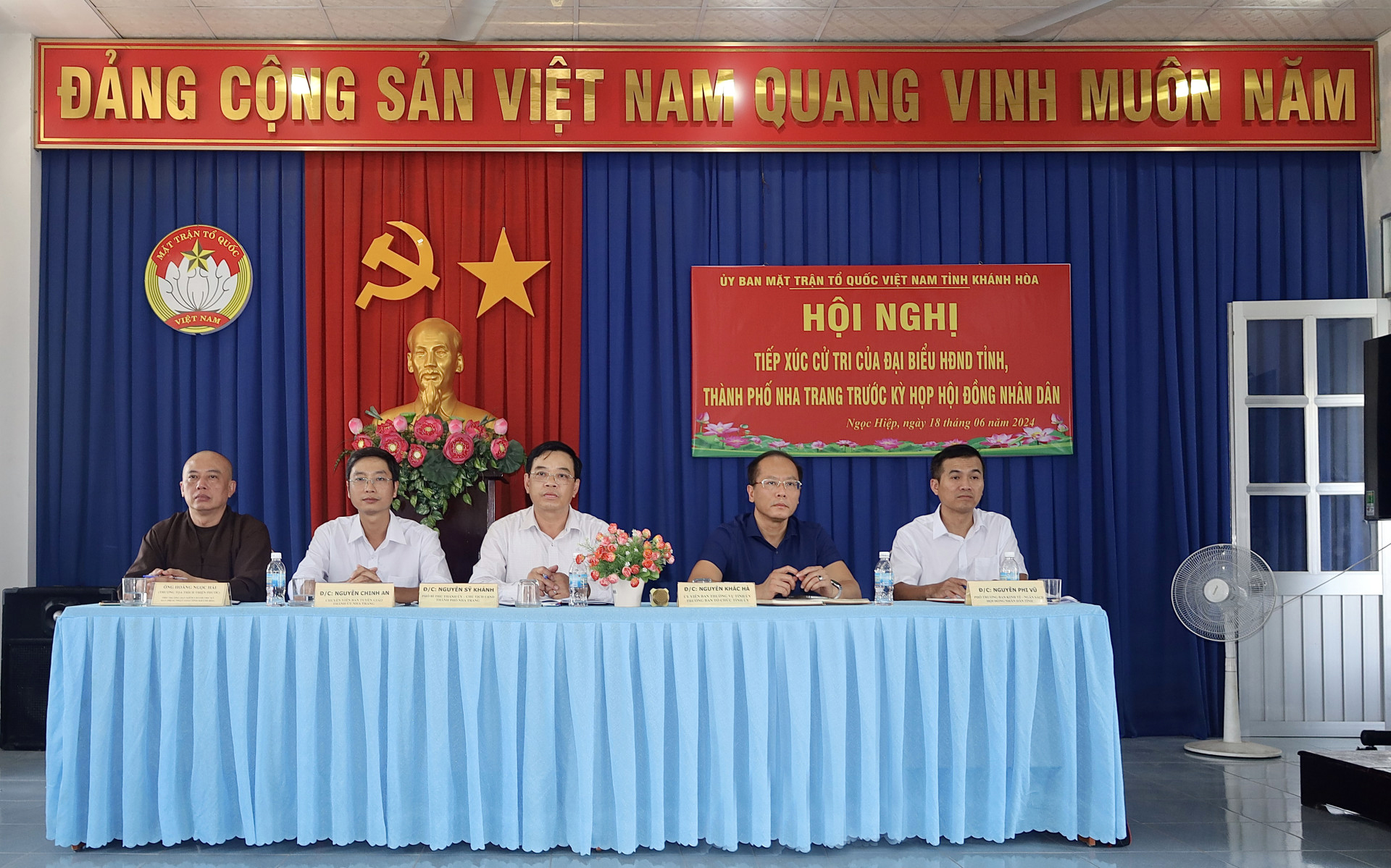 Đại biểu HĐND tỉnh và thành phố tiếp xúc cử tri phường Ngọc Hiệp.