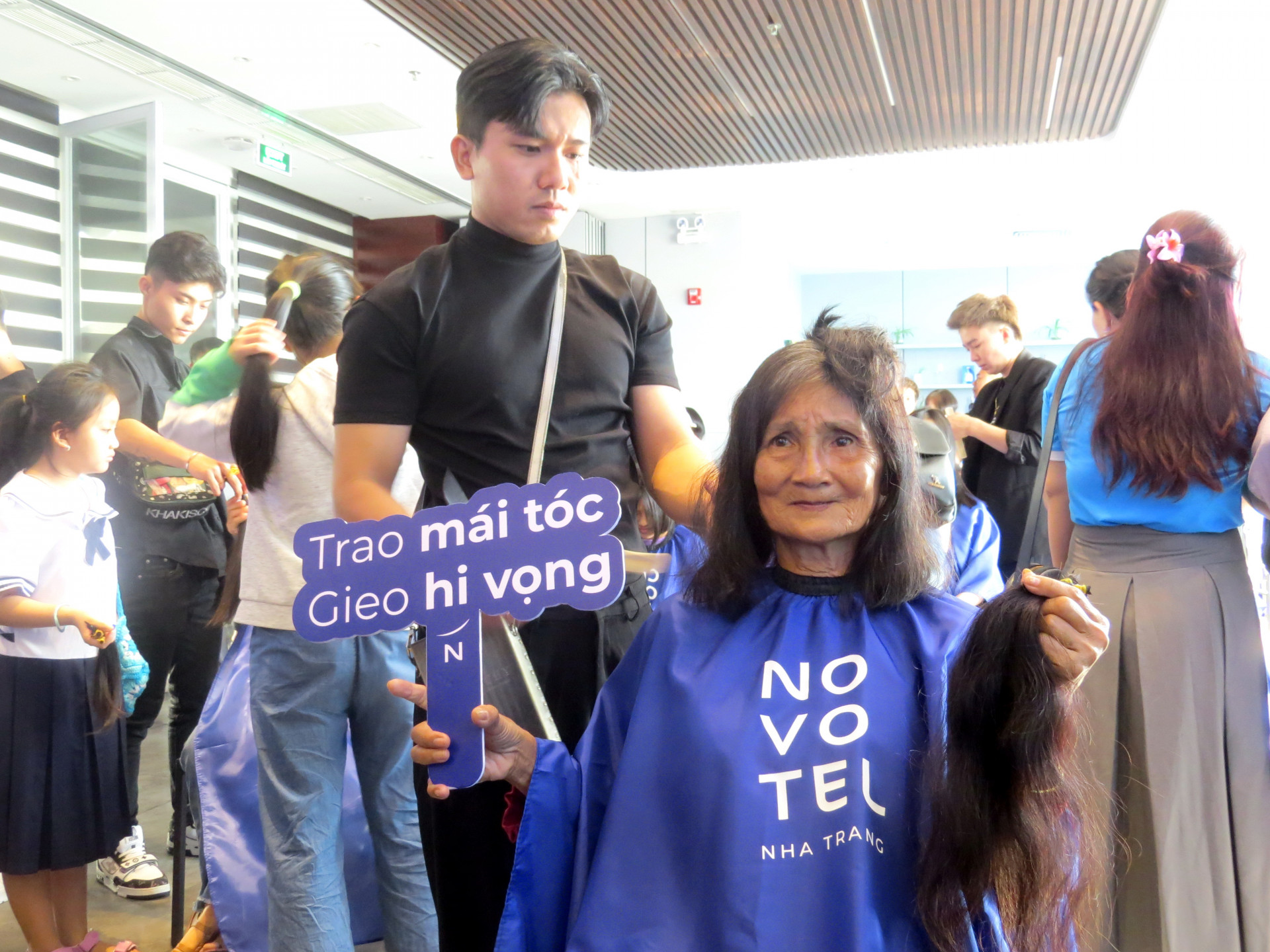 Bà Nguyễn Thị Nhị (sinh năm 1963, trú xã Vĩnh Trung, TP. Nha Trang) vui mừng khi lần đầu tiên được hiến tặng mái tóc của mình.