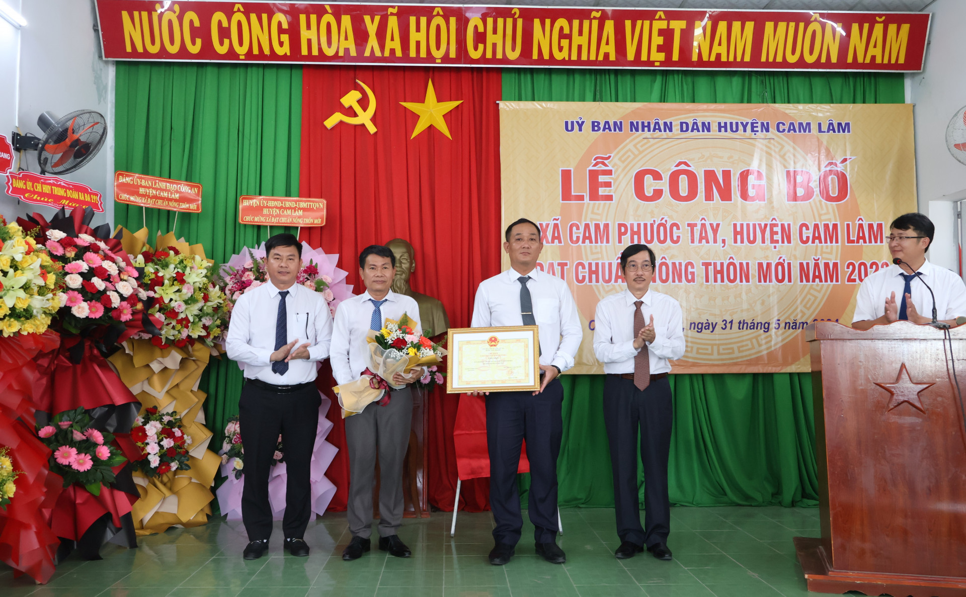 Lãnh đạo Sở Nông nghiệp và Phát triển nông thôn trao bằng chứng nhận xã đạt chuẩn nông thôn mới nâng cao cho xã Cam Phước Tây.