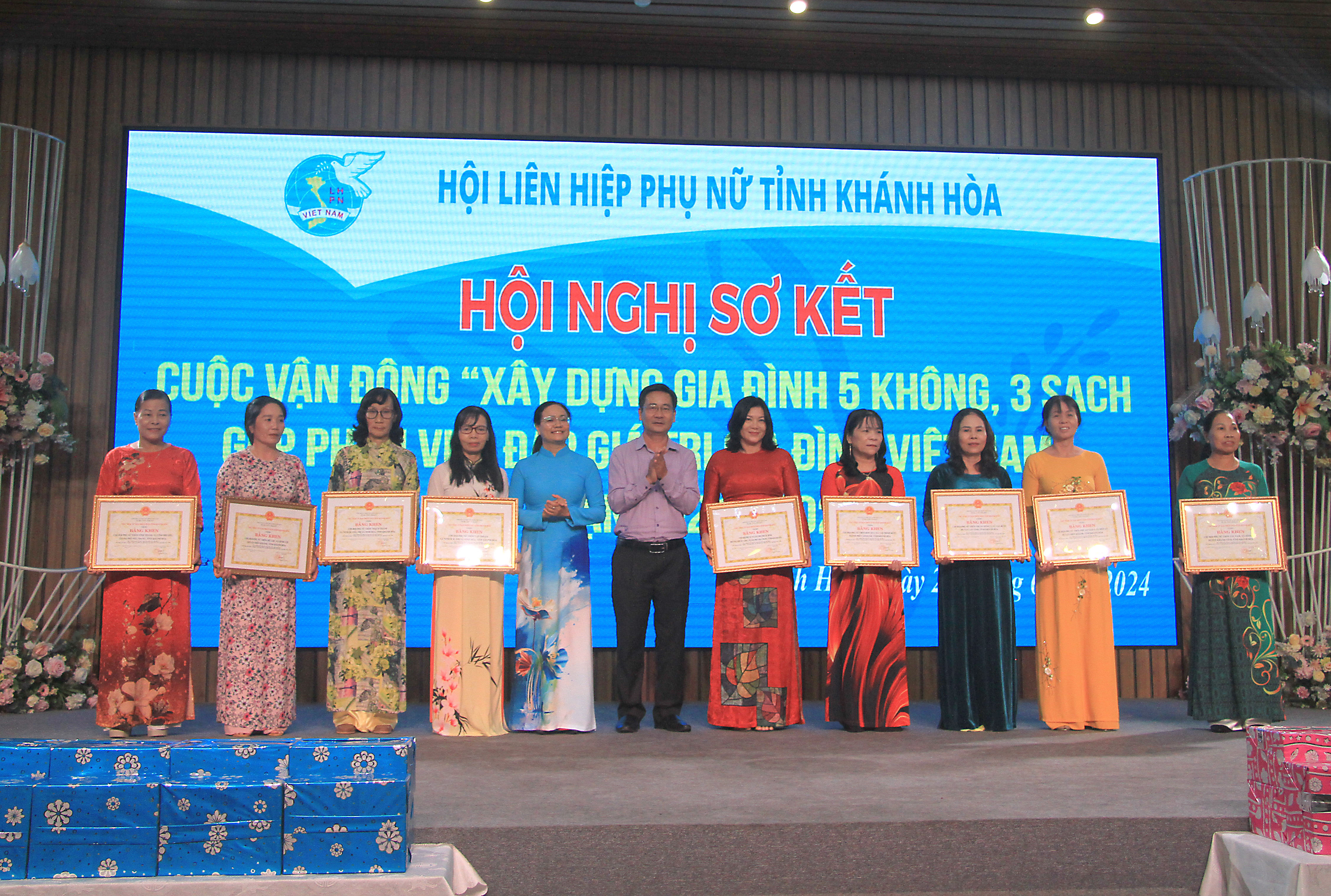 Hội Liên hiệp Phụ nữ tỉnh Khánh Hòa:: Sơ kết Cuộc vận động “Xây dựng gia đình 5 không, 3 sạch”