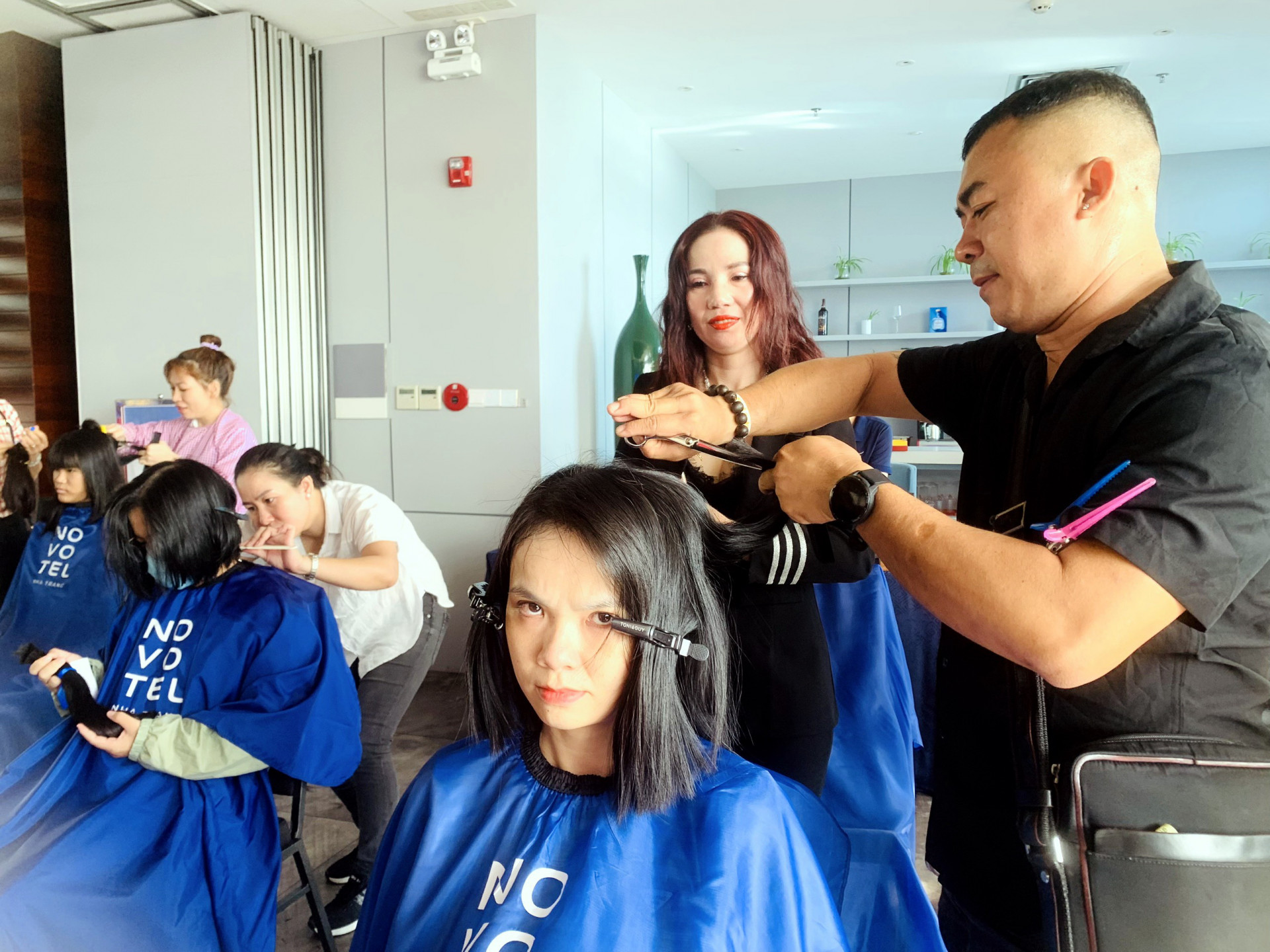 Sau khi cắt tóc, các tình nguyện viên sẽ tạo kiểu tóc phù hợp cho người tham gia hiến tóc.