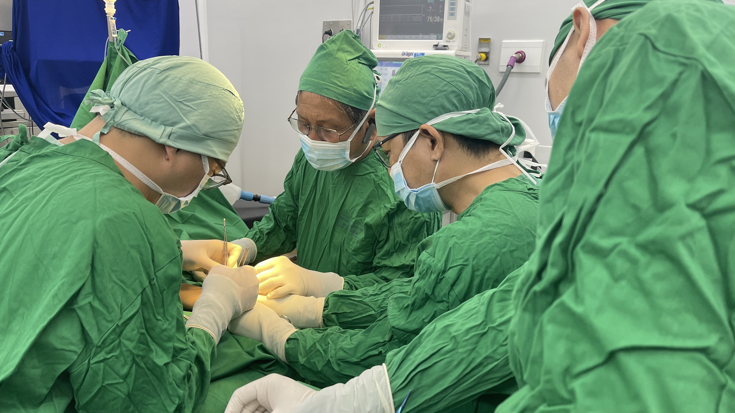 Gần 100 chuyên gia, bác sĩ tham gia hội thảo giảm thiểu nguy cơ trật khớp sau phẫu thuật thay khớp háng toàn phần