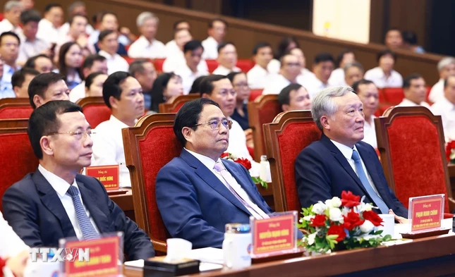 Ông Phạm Minh Chính - Ủy viên Bộ Chính trị, Thủ tướng Chính phủ, Chủ tịch Ủy ban Quốc gia về Chuyển đổi số dự và chỉ đạo hội nghị.