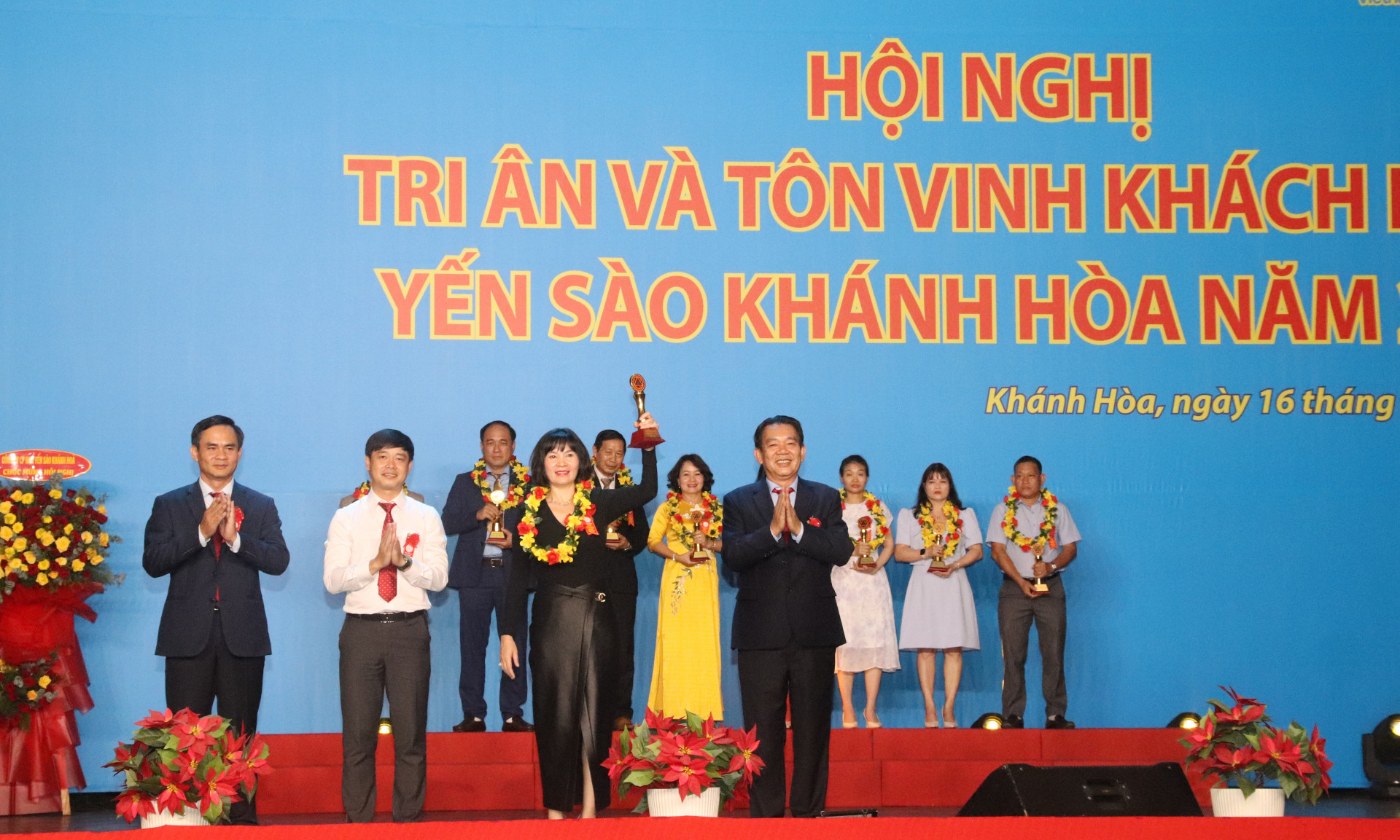 Lãnh đạo Công ty Yến sào Khánh Hòa và đại biểu khách mời trao thưởng cho nhà phân phối tiêu biểu xuất sắc Kim cương