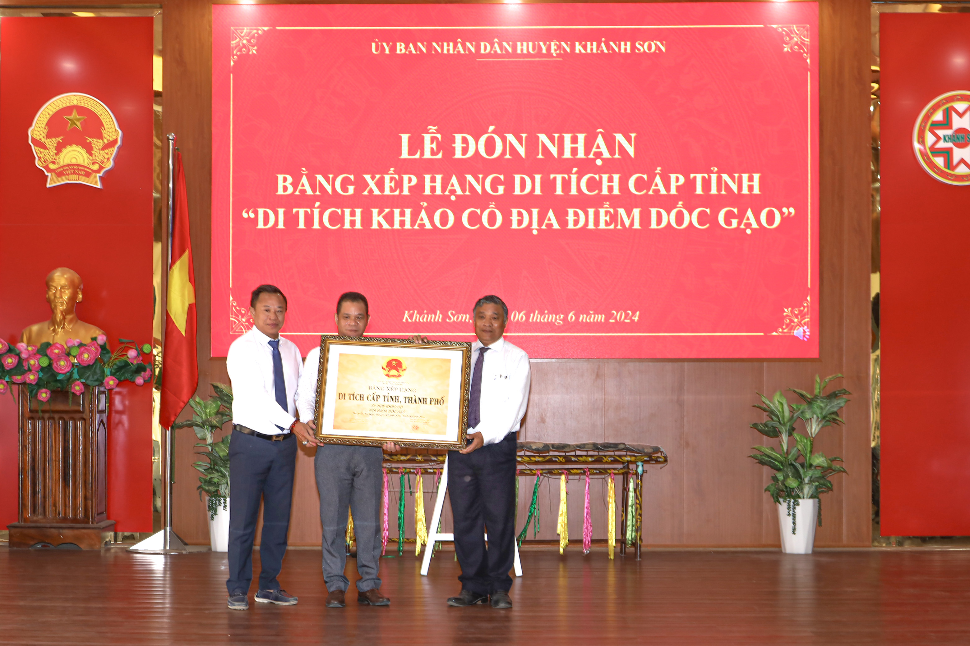 Huyện Khánh Sơn: Đón nhận bằng xếp hạng di tích cấp tỉnh “Di tích khảo cổ địa điểm Dốc Gạo”