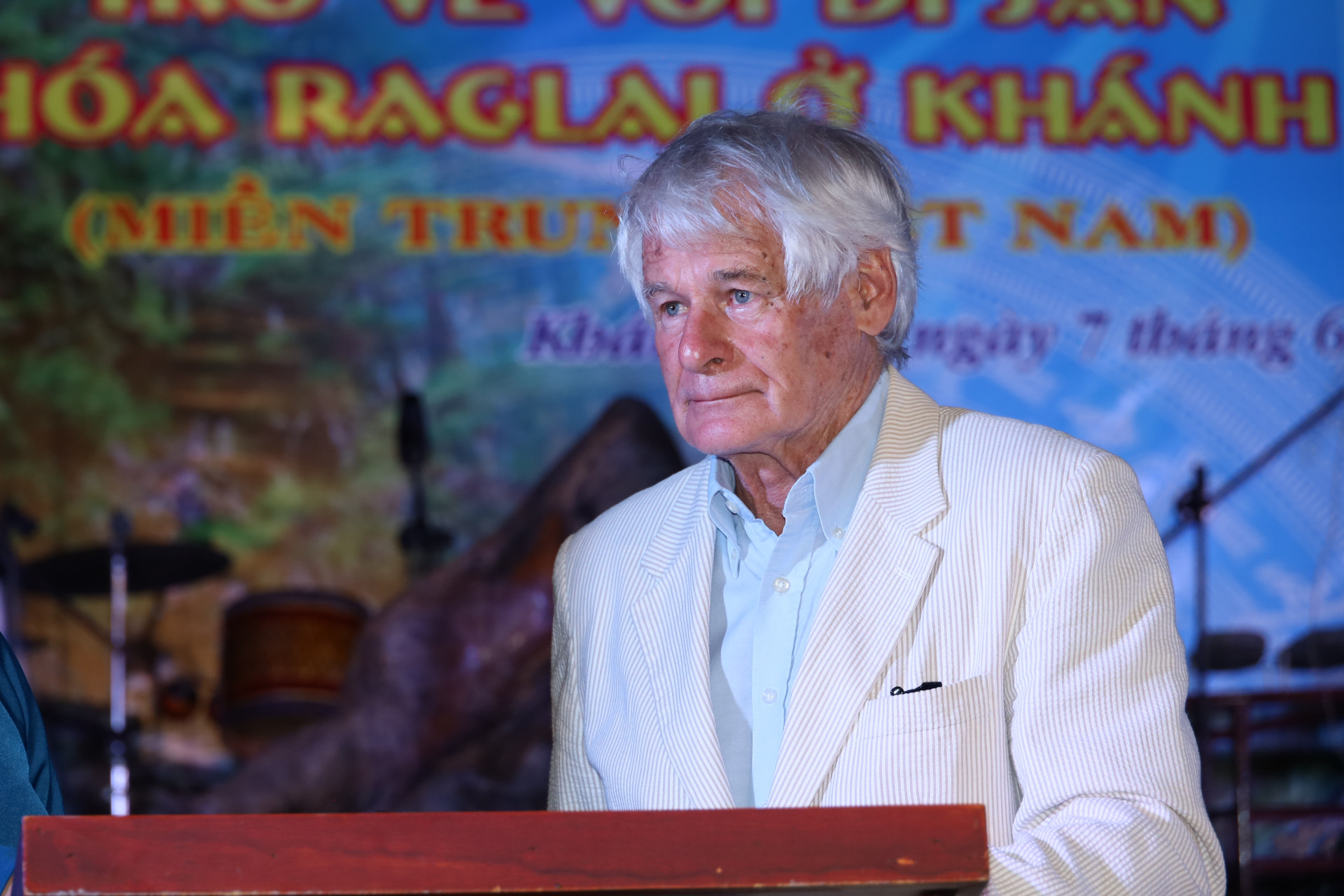 Giáo sư Charles Macdonald trong buổi giới thiệu những bức ảnh về người Raglai.