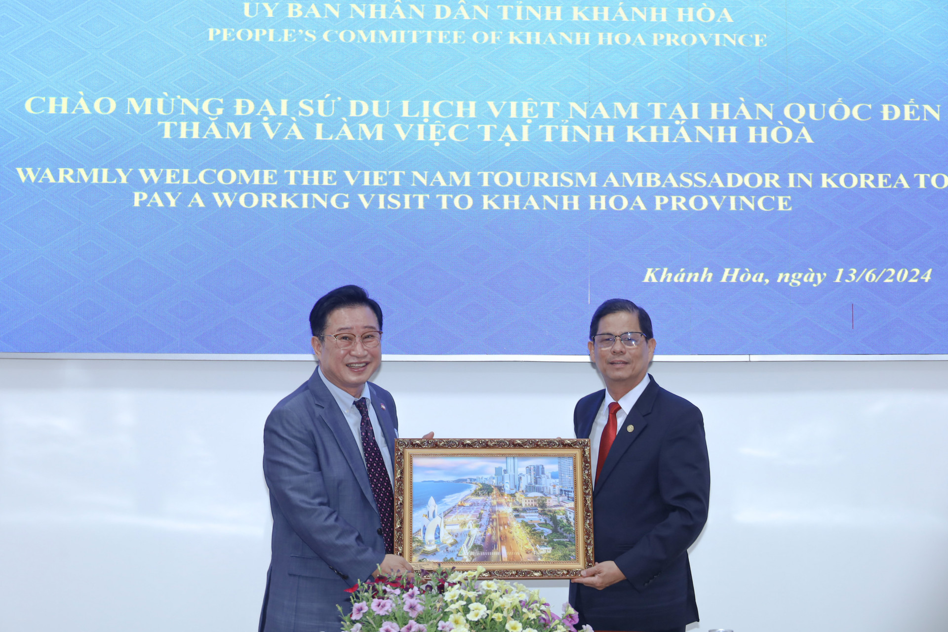 Ông Nguyễn Tấn Tuân tặng ông Lý Xương Căn bức ảnh về TP. Nha Trang.