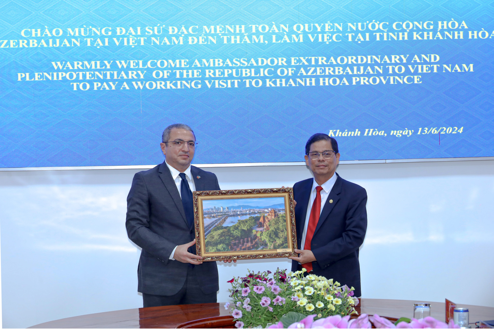 Ông Nguyễn Tấn Tuân tặng ông Shovgi Mehdizada bức ảnh về di tích Tháp Bà Ponagar.