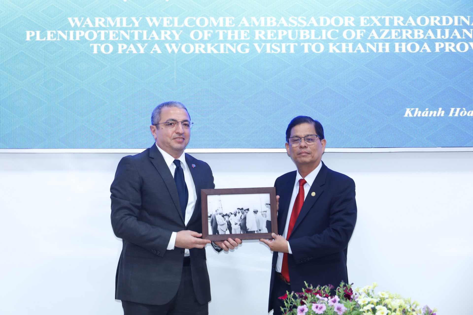 Ông Shovgi Mehdizada tặng ông Nguyễn Tấn Tuân bức ảnh Chủ tịch Hồ Chí Minh đến thăm Thủ đô Baku.