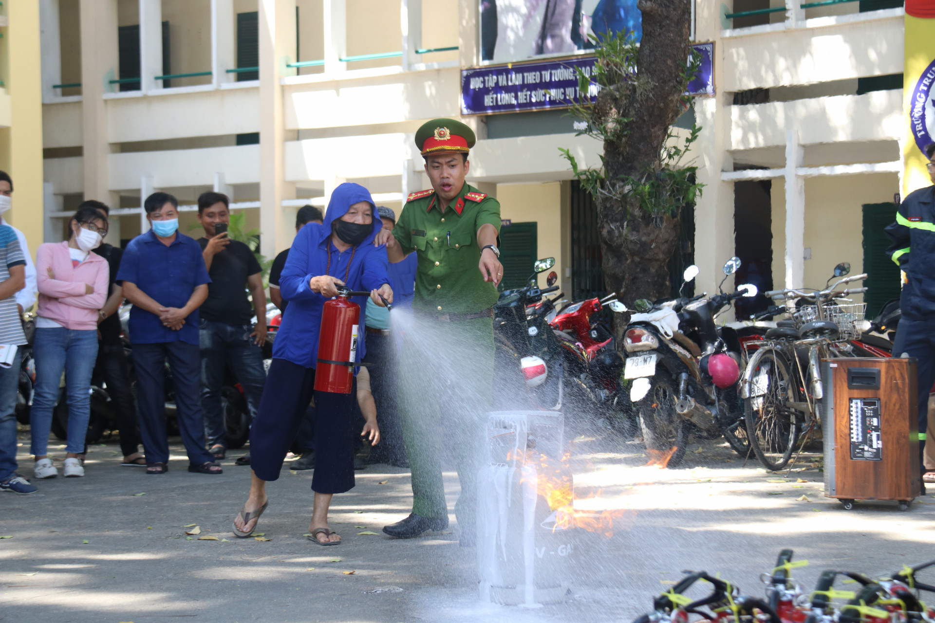 Chủ một khu nhà trọ ở Nha Trang được cán bộ chữa cháy hướng dẫn kỹ năng dập lửa bằng bình chữa cháy xách tay 