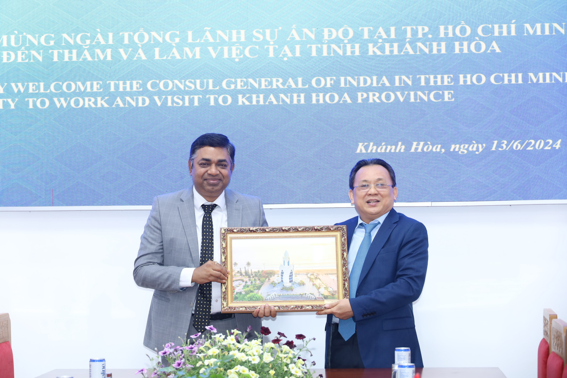 Ông Lê Hữu Hoàng tặng ông Madan Mohan Sethi bức ảnh về TP. Nha Trang.