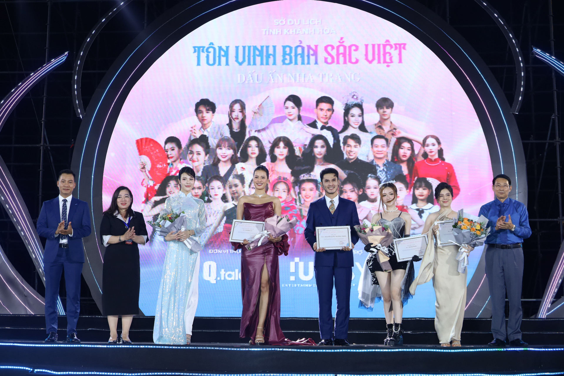 Đồng chí Đinh Văn Thiệu (bìa phải) cùng lãnh đạo Sở Du lịch tặng hoa chúc mừng các nghệ sĩ tham gia chương trình.