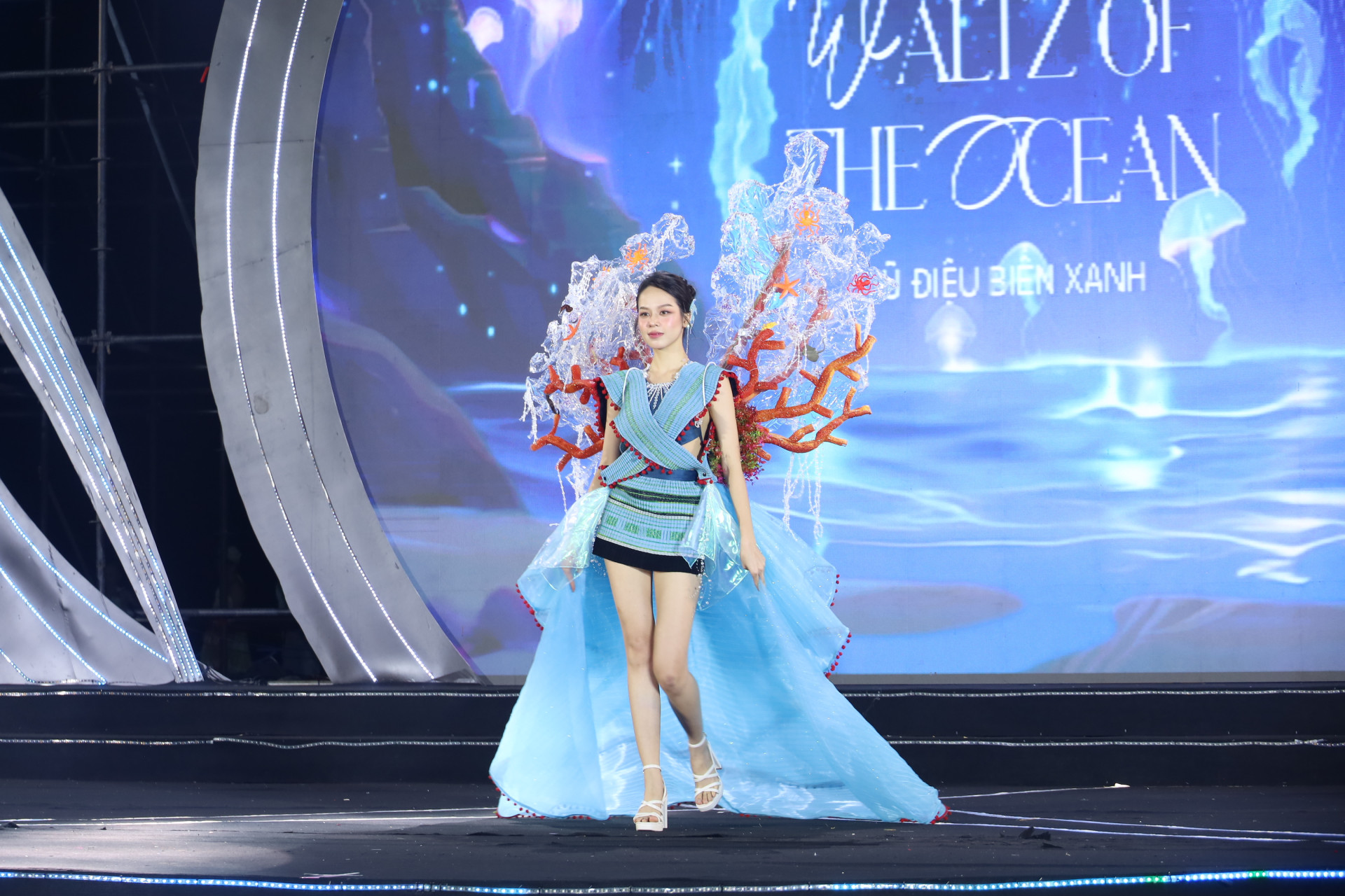 Hoa hậu Việt Nam năm 2022 Thanh Thủy sải bước trên sân khấu.