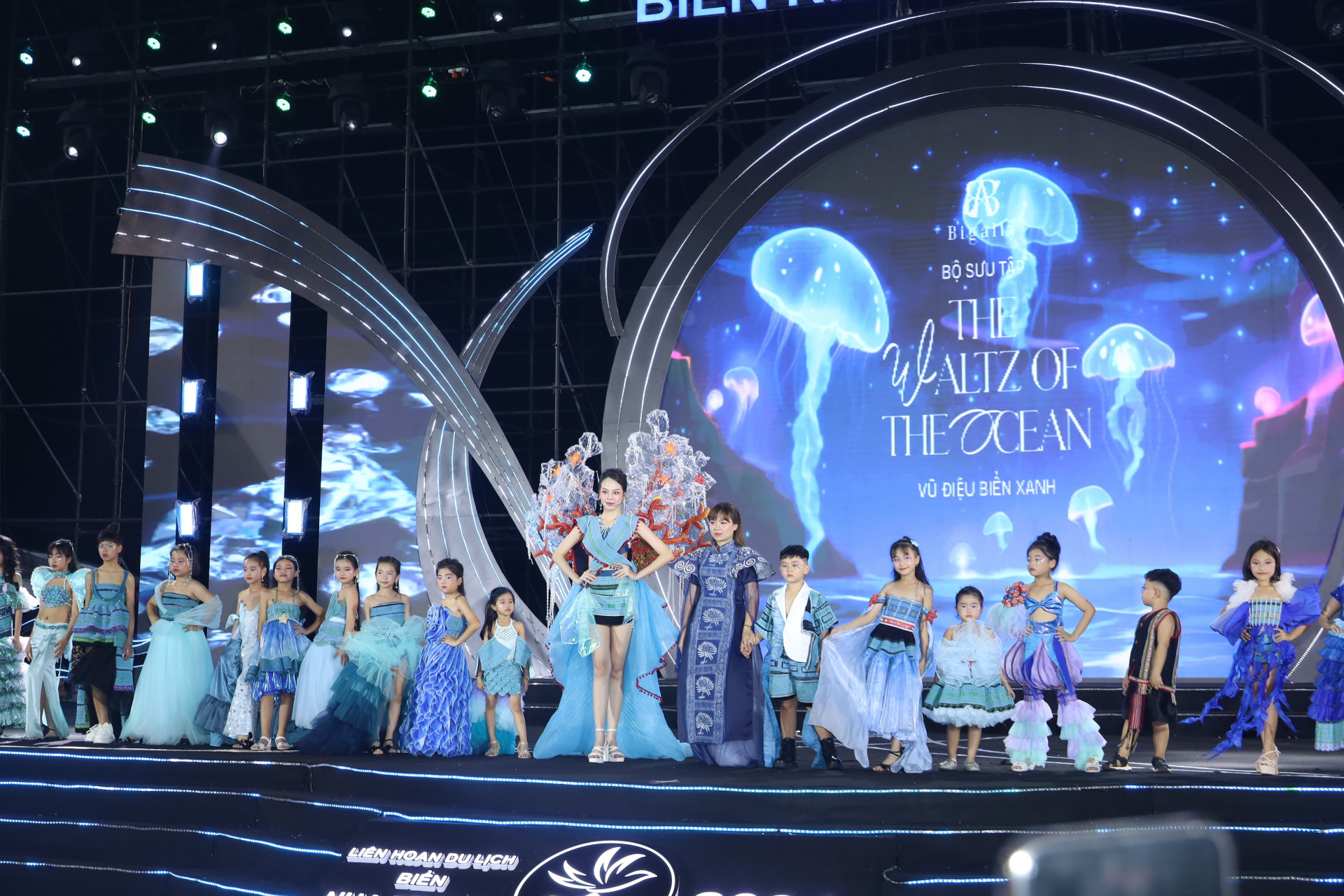 Hoa hậu Thanh Thủy và các người mẫu nhí trong bộ sưu tập thổ cẩm Vũ điệu biển xanh của thương hiệu Bigally.