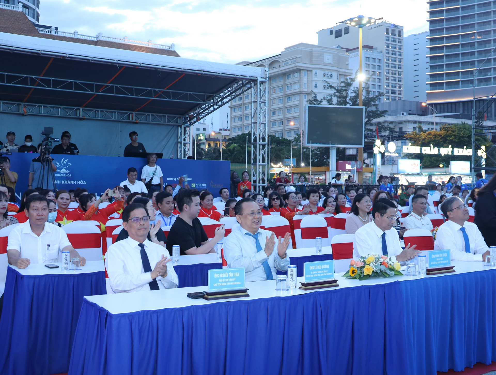 Lãnh đạo tỉnh và các đại biểu tham dự bế mạc liên hoan.
