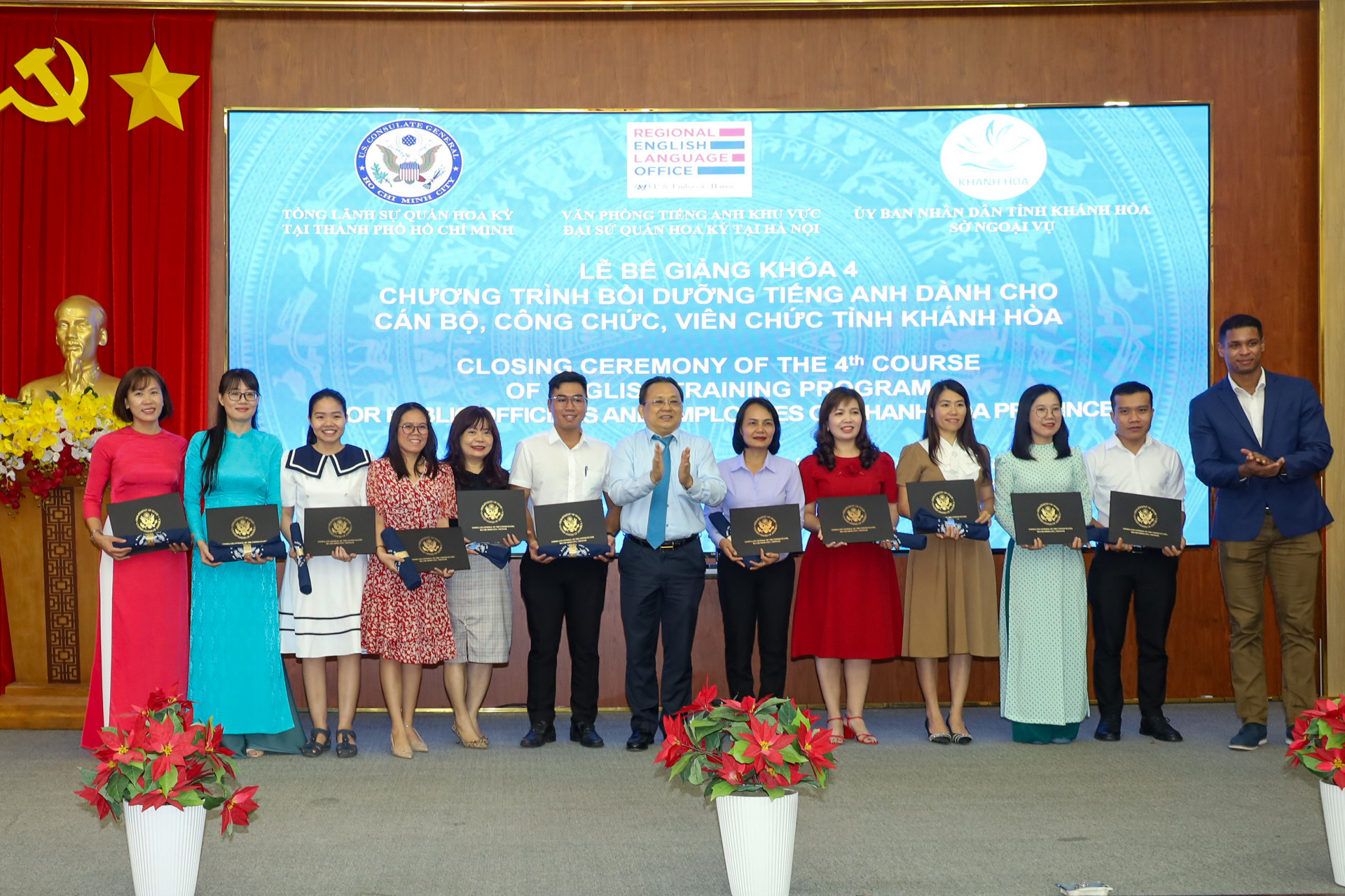 Đồng chí Lê Hữu Hoàng cùng đại diện Tổng Lãnh sự quán Hoa Kỳ tại TP. Hồ Chí Minh khen thưởng các học viên xuất sắc.