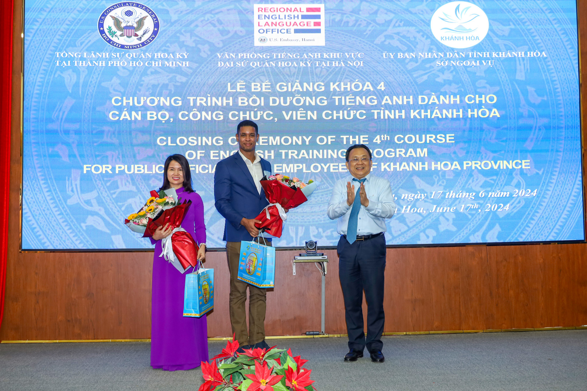 Đồng chí Lê Hữu Hoàng tặng hoa cảm ơn đại diện Tổng Lãnh sự quán Hoa Kỳ tại TP. Hồ Chí Minh và giáo viên giảng dạy các lớp học.