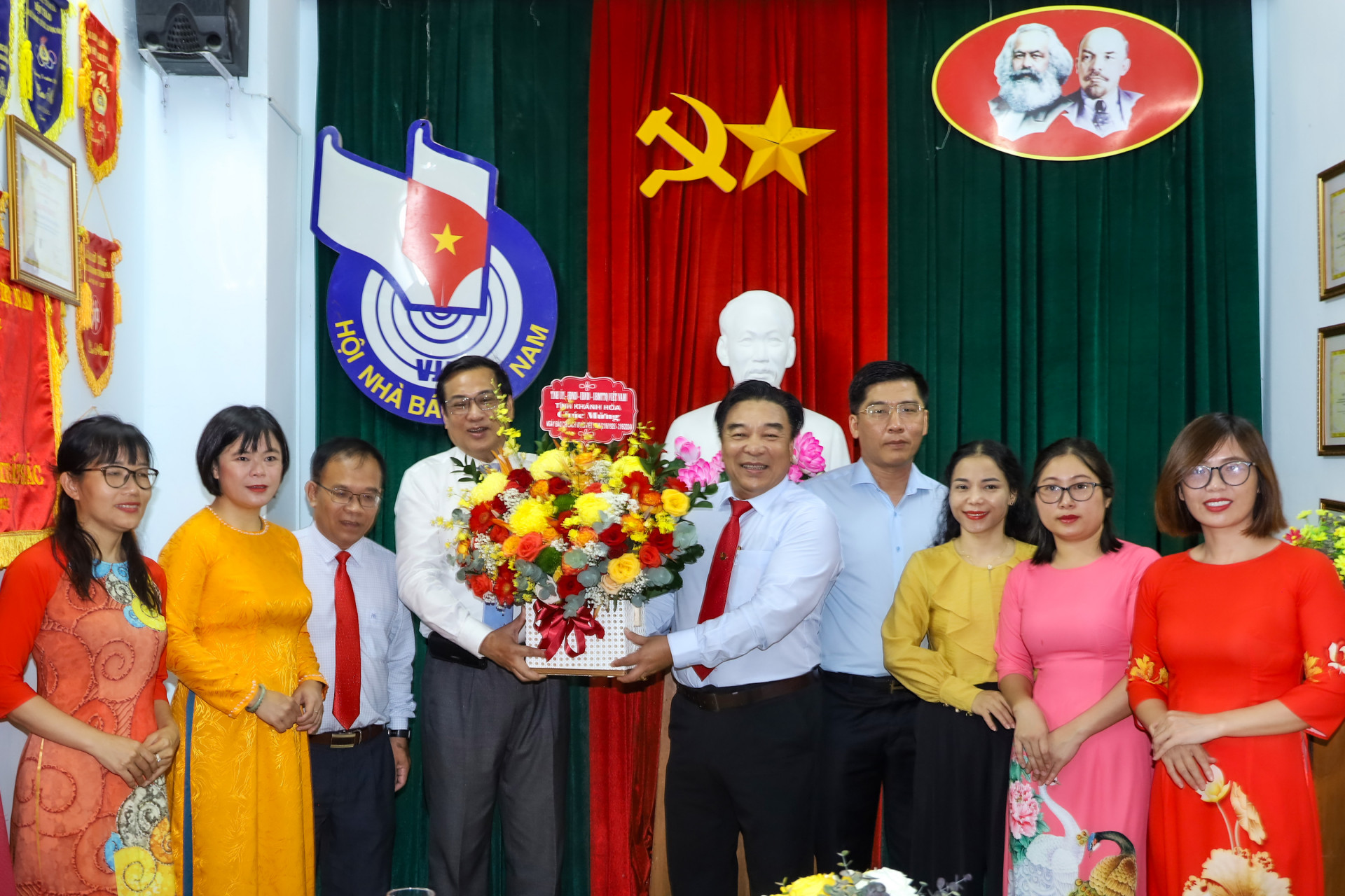 Đồng chí Lê Hữu Thọ tặng hoa chúc mừng lãnh đạo Hội Nhà báo tỉnh nhân Ngày Báo chí Cách mạng Việt Nam.