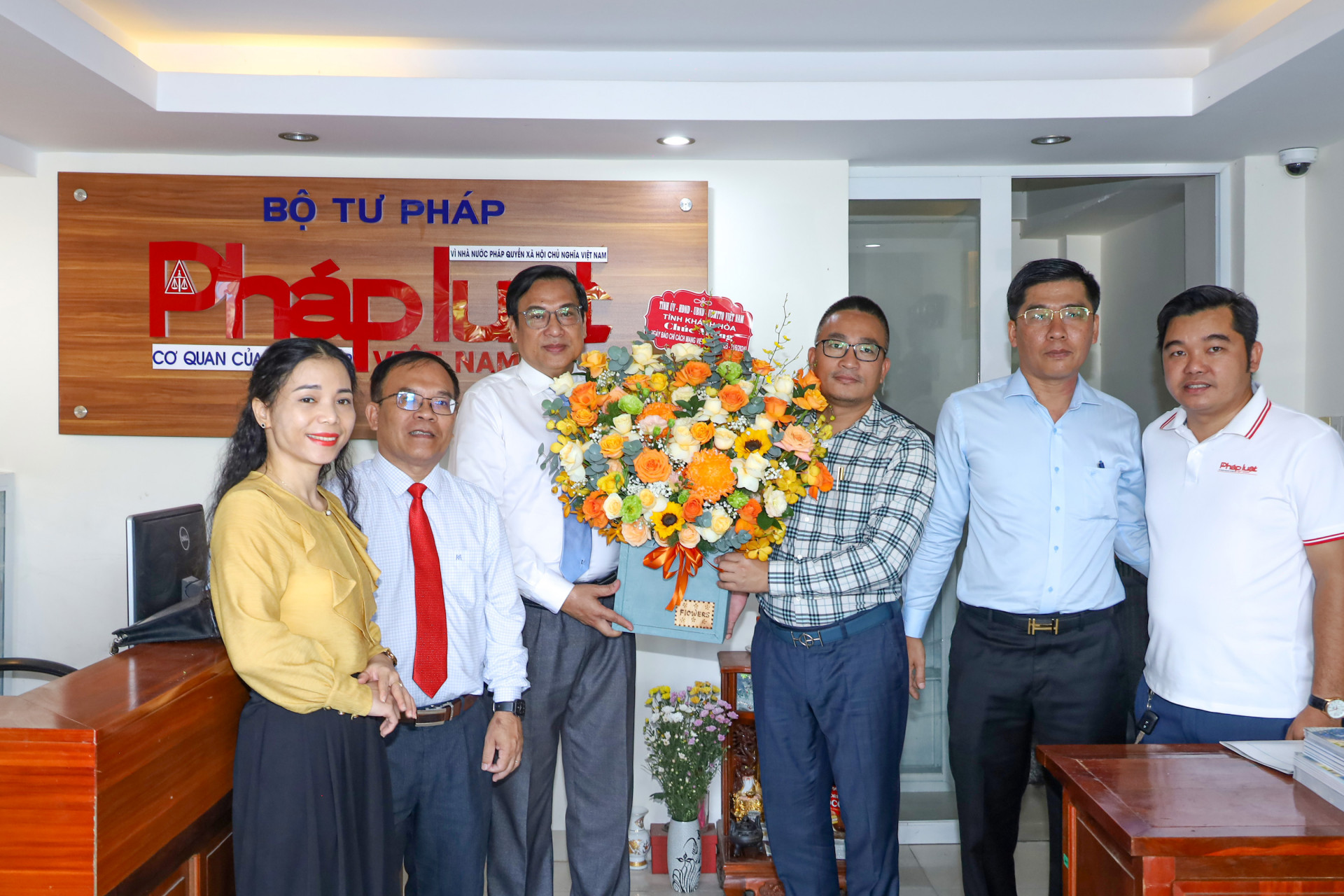 Đồng chí Lê Hữu Thọ tặng hoa chúc mừng lãnh đạo Văn phòng đại diện Báo Pháp luật Việt Nam nhân Ngày Báo chí Cách mạng Việt Nam.