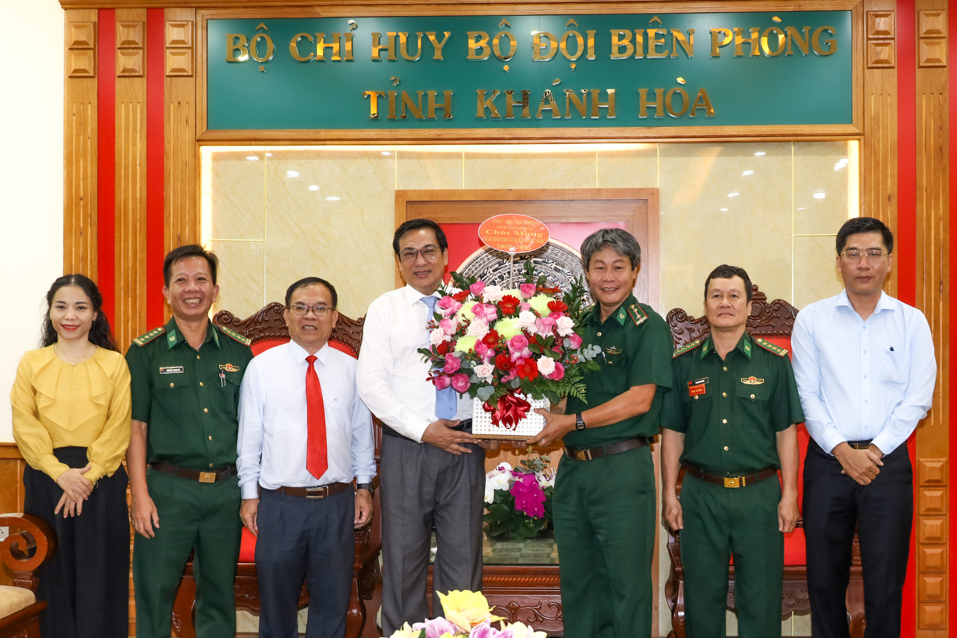 Đồng chí Lê Hữu Thọ tặng hoa chúc mừng lãnh đạo Cơ quan đại diện Báo Biên phòng nhân Ngày Báo chí Cách mạng Việt Nam.