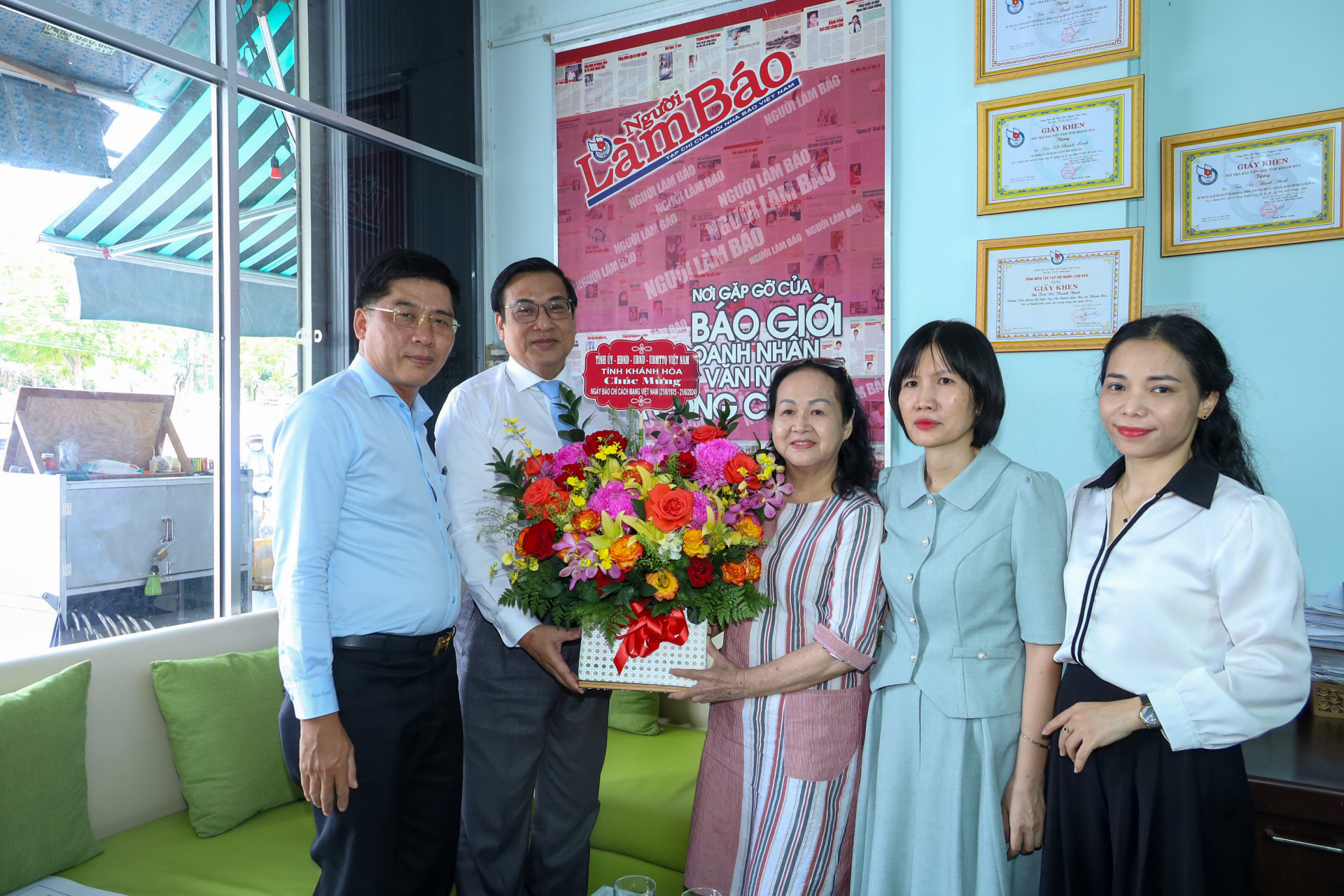 Đồng chí Lê Hữu Thọ tặng hoa chúc mừng lãnh đạo Cơ quan đại diện Tạp chí Người làm báo nhân Ngày Báo chí Cách mạng Việt Nam.