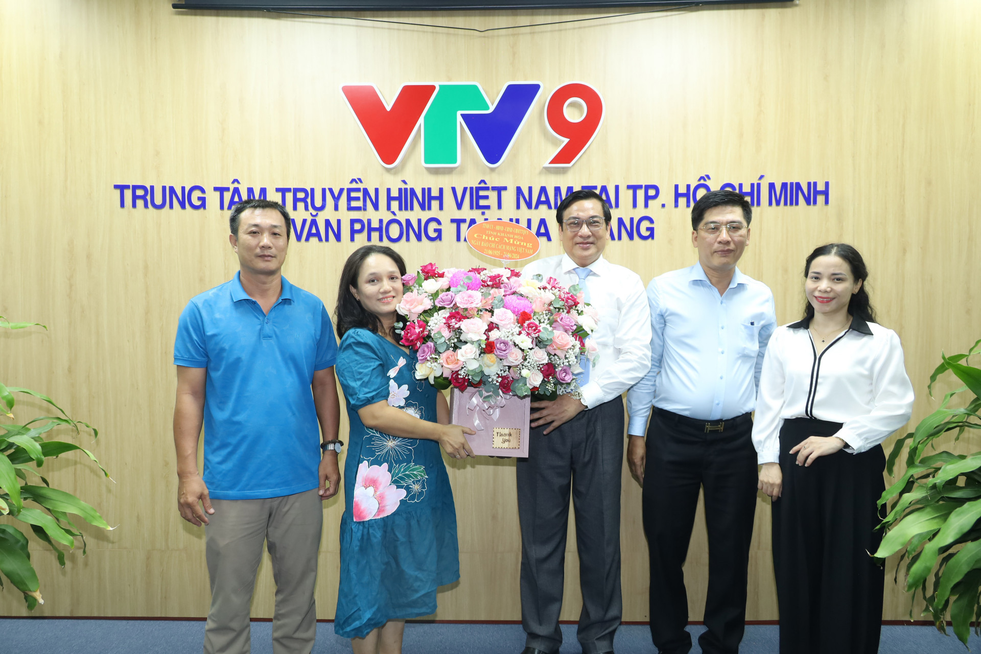 Đồng chí Lê Hữu Thọ tặng hoa chúc mừng lãnh đạo Văn phòng tại Nha Trang - Trung tâm Truyền hình Việt Nam tại TP. Hồ Chí Minh nhân Ngày Báo chí Cách mạng Việt Nam.