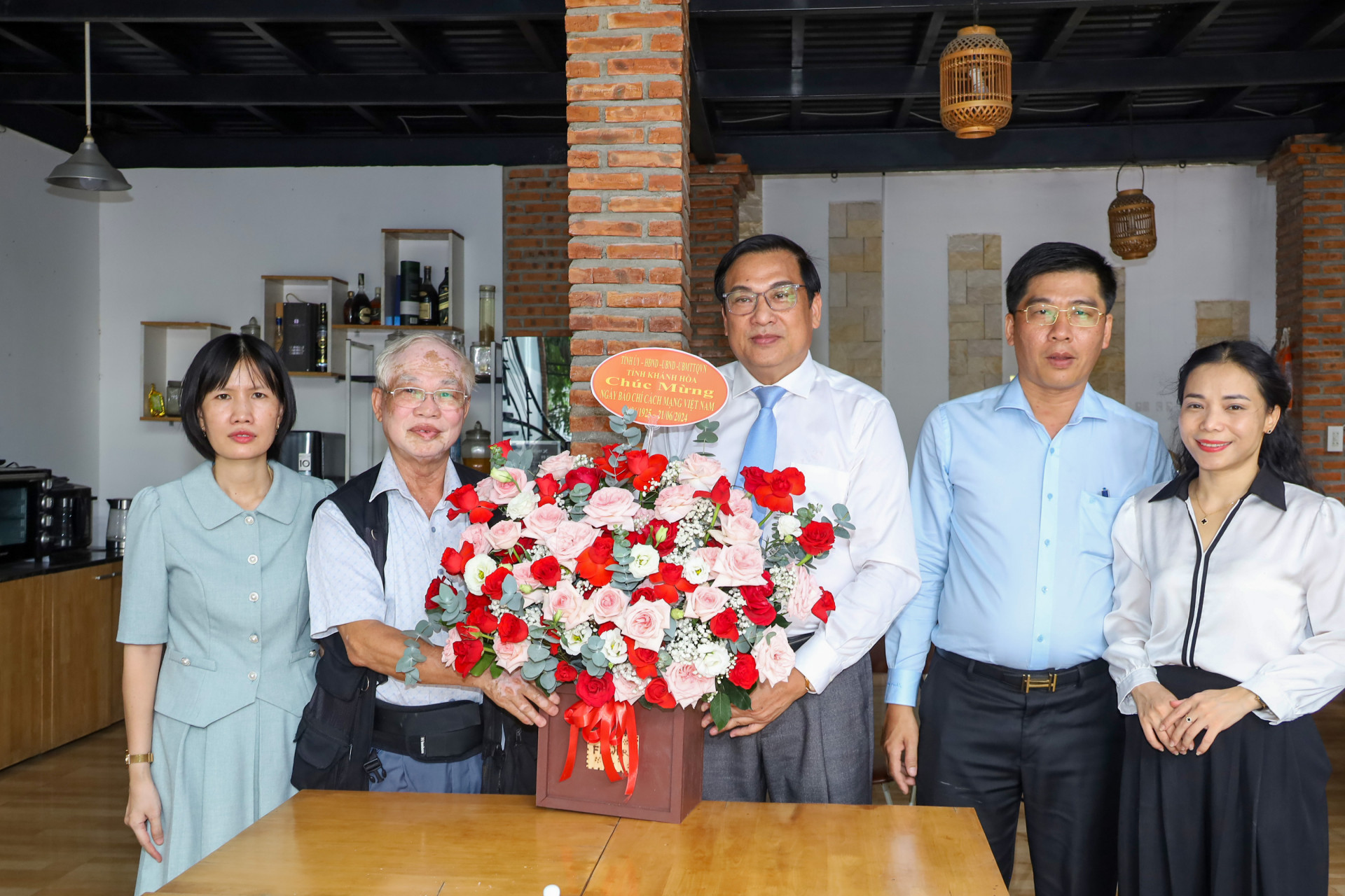 Đồng chí Lê Hữu Thọ tặng hoa chúc mừng lãnh đạo Văn phòng đại diện Tạp chí Doanh nghiệp và Hội nhập nhân Ngày Báo chí Cách mạng Việt Nam.