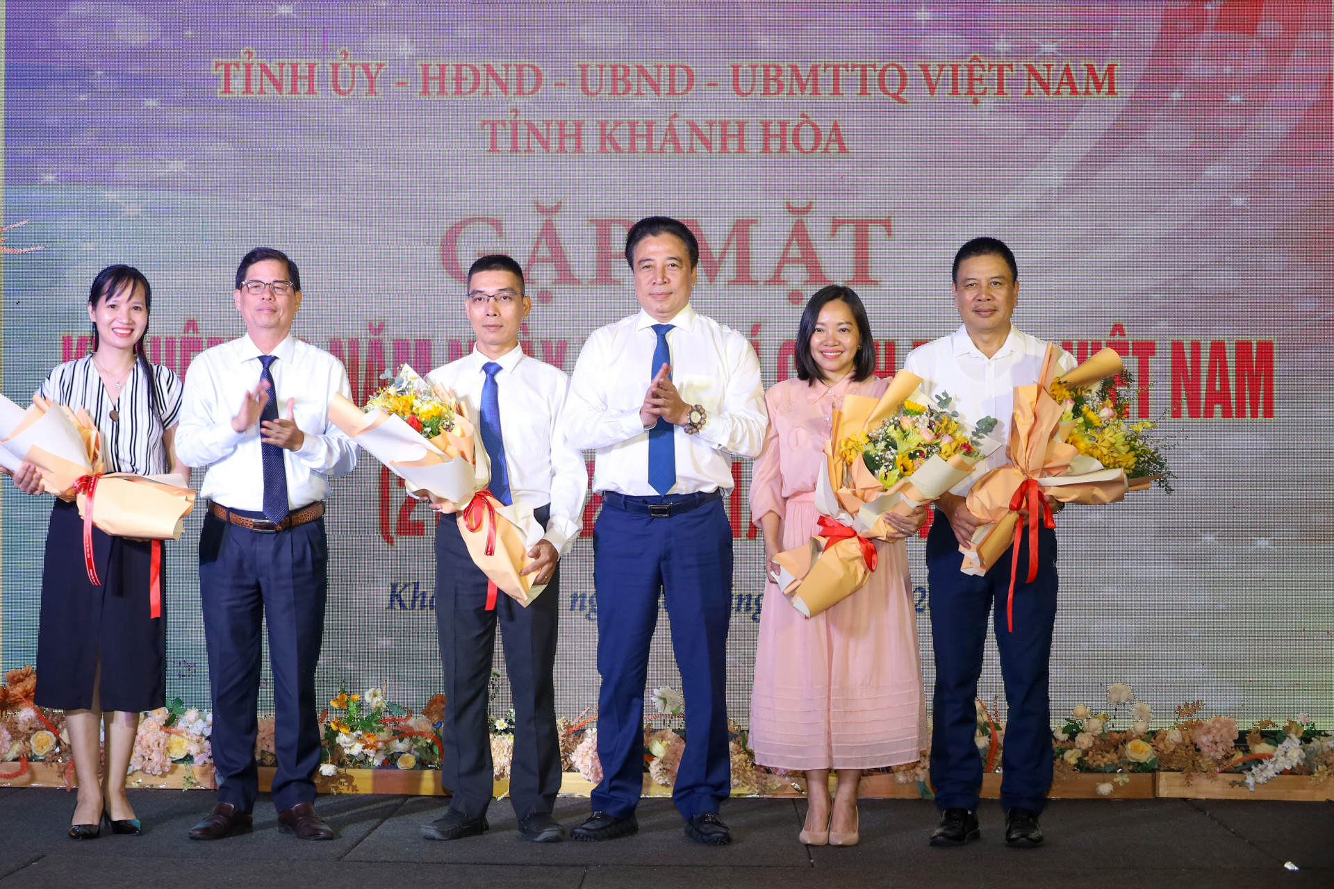 Đồng chí Nguyễn Khắc Toàn và đồng chí Nguyễn Tấn Tuân tặng hoa chúc mừng đại diện các cơ quan báo chí.