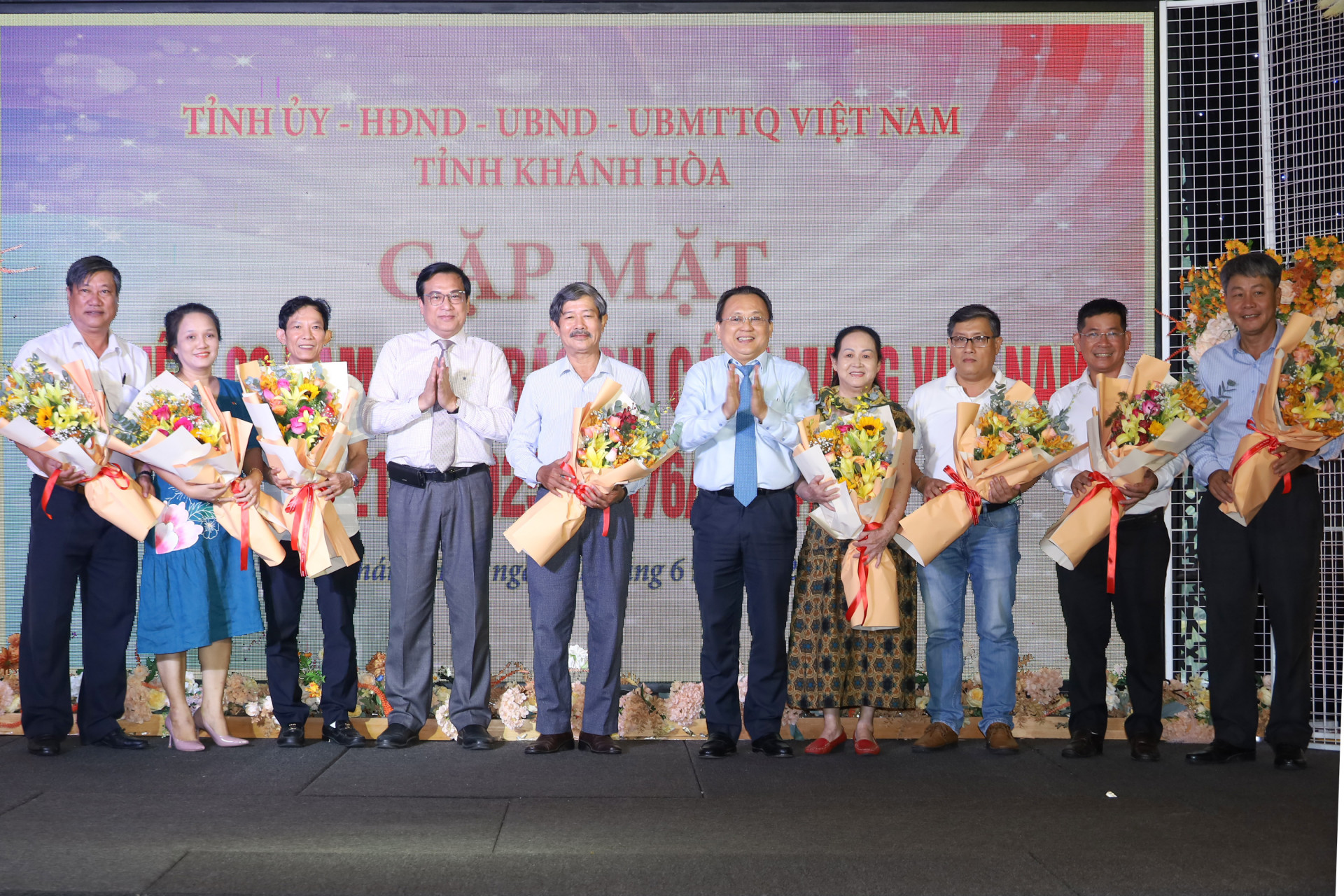Đồng chí Lê Hữu Hoàng và đồng chí Lê Hữu Thọ tặng hoa chúc mừng đại diện các cơ quan báo chí.