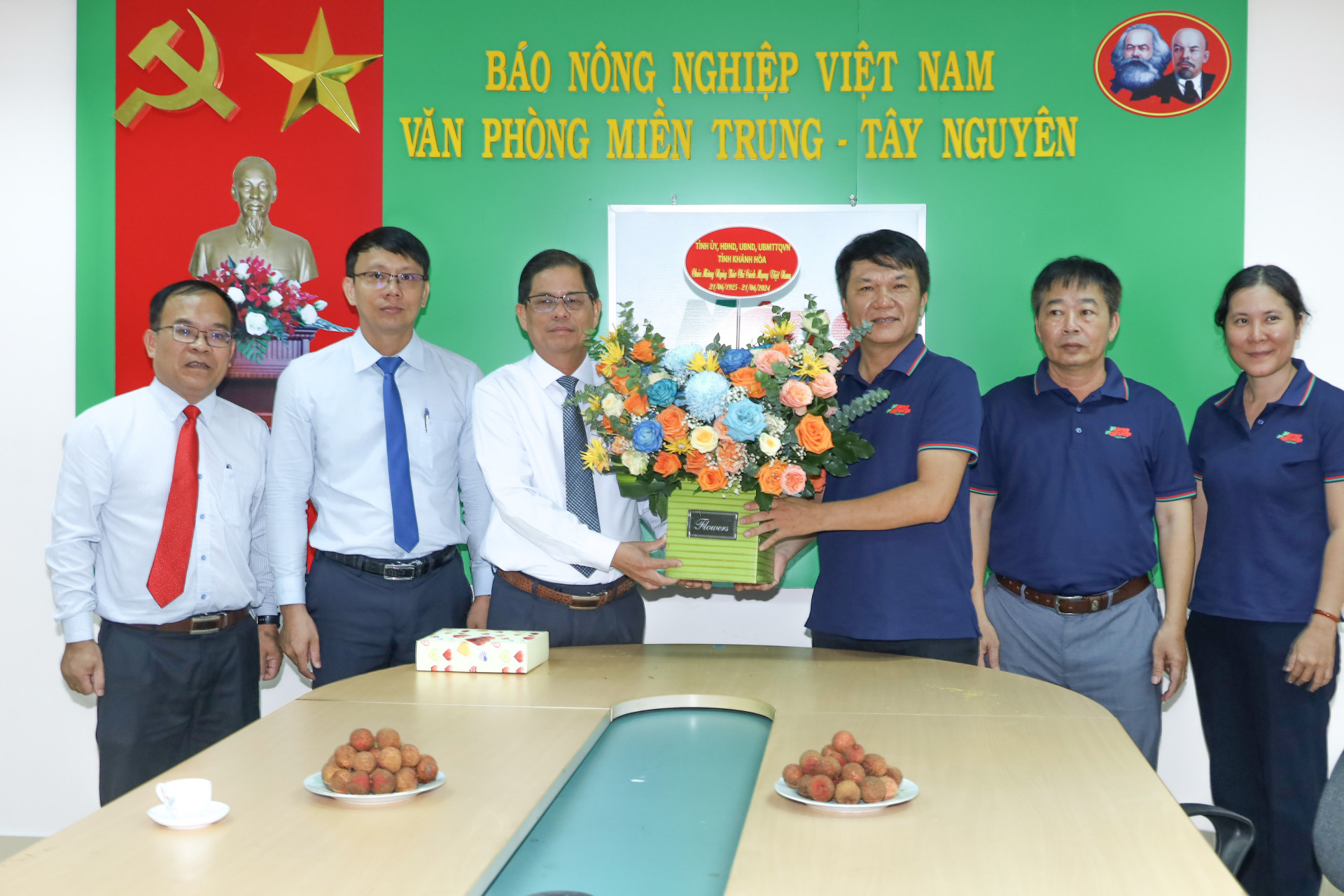 Đồng chí Nguyễn Tấn Tuân tặng hoa chúc mừng tập thể Văn phòng Miền Trung - Tây Nguyên của Báo Nông nghiệp Việt Nam.