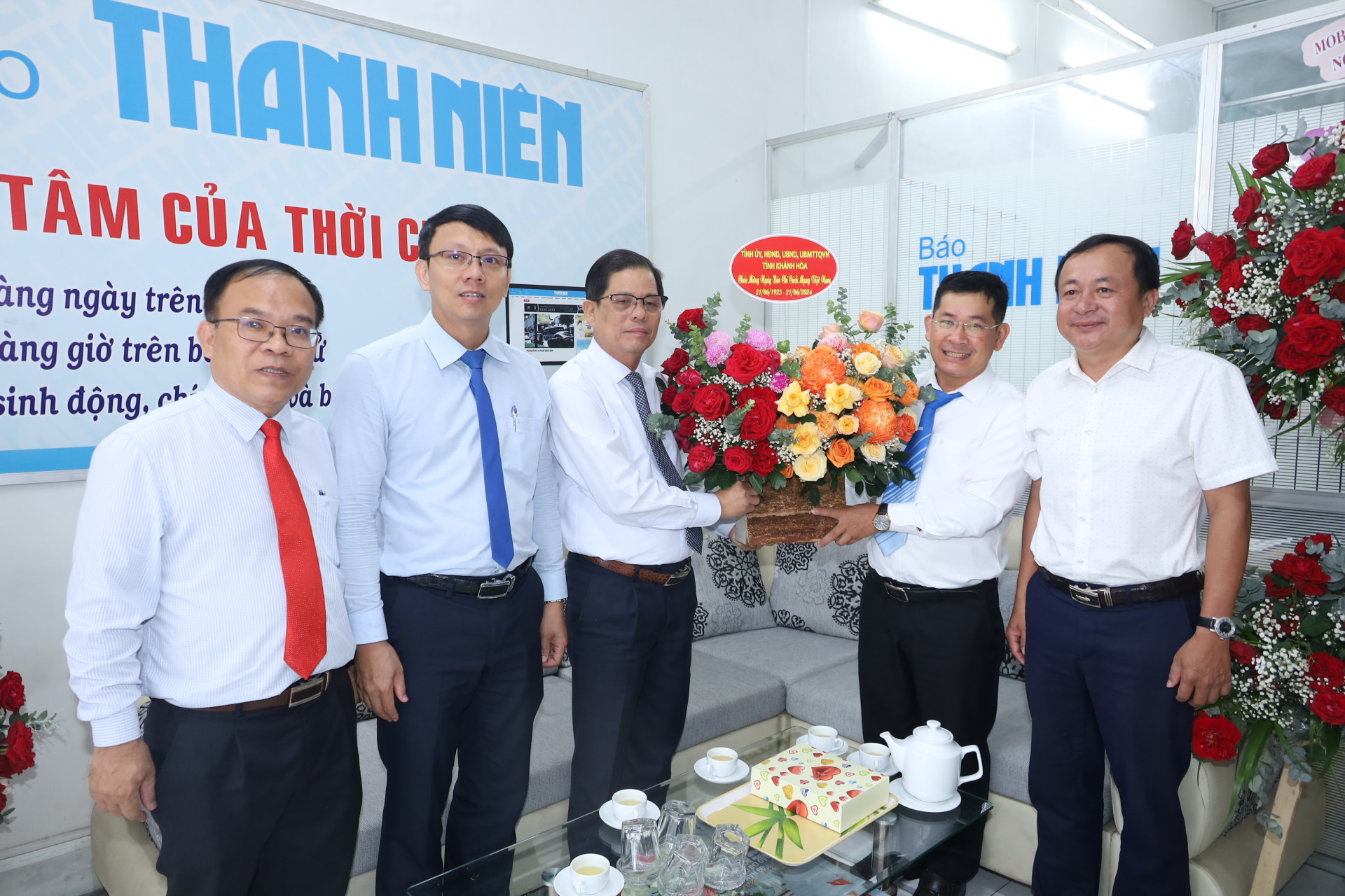 Đồng chí Nguyễn Tấn Tuân tặng hoa chúc mừng tập thể Văn phòng đại diện BáoThanh niên khu vực Nam Trung Bộ - Nam Tây Nguyên.
