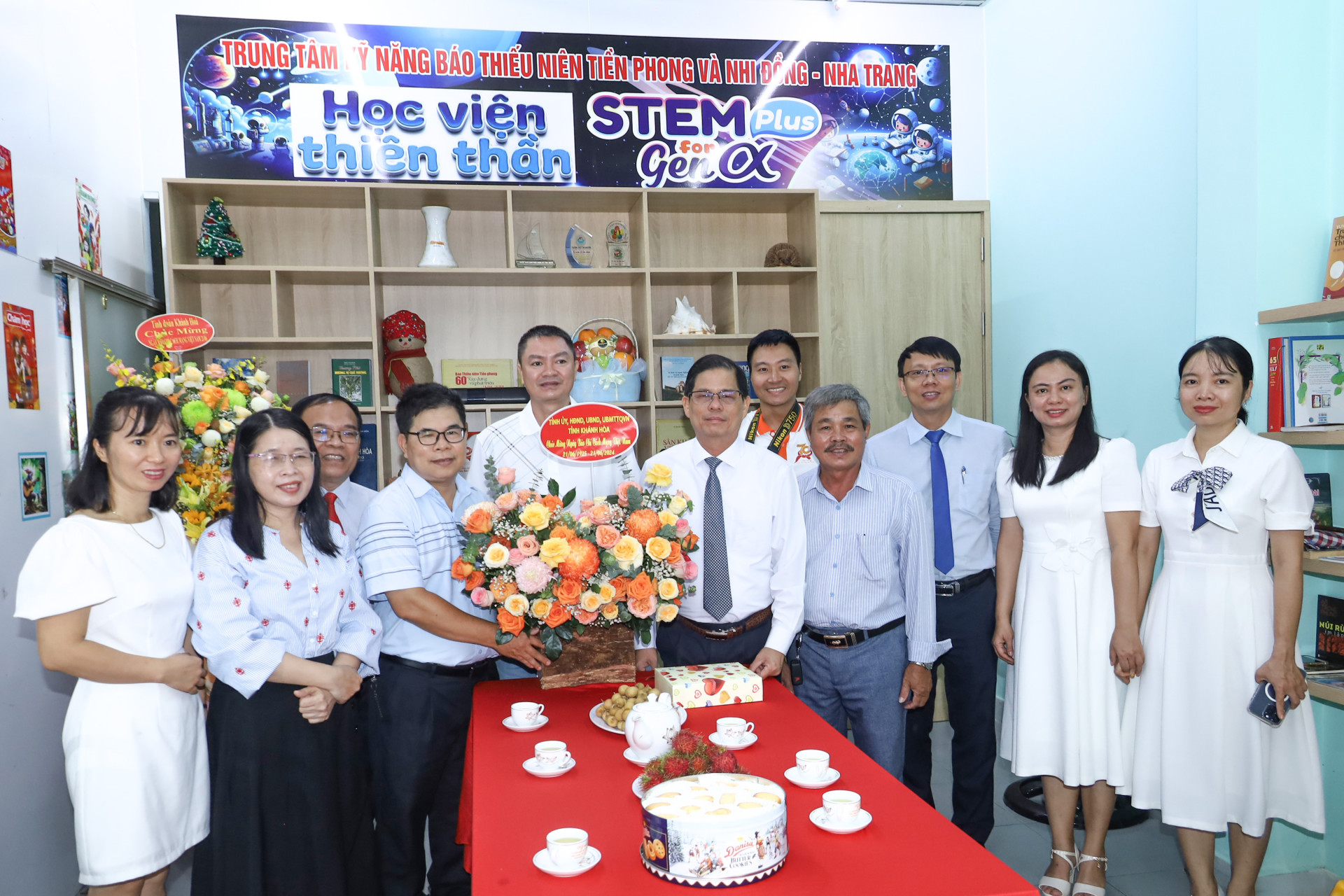 Đồng chí Nguyễn Tấn Tuân tặng hoa chúc mừng tập thể Văn phòng đại diện Báo Thiếu niên Tiền phong và Nhi đồng tại Khánh Hoà.