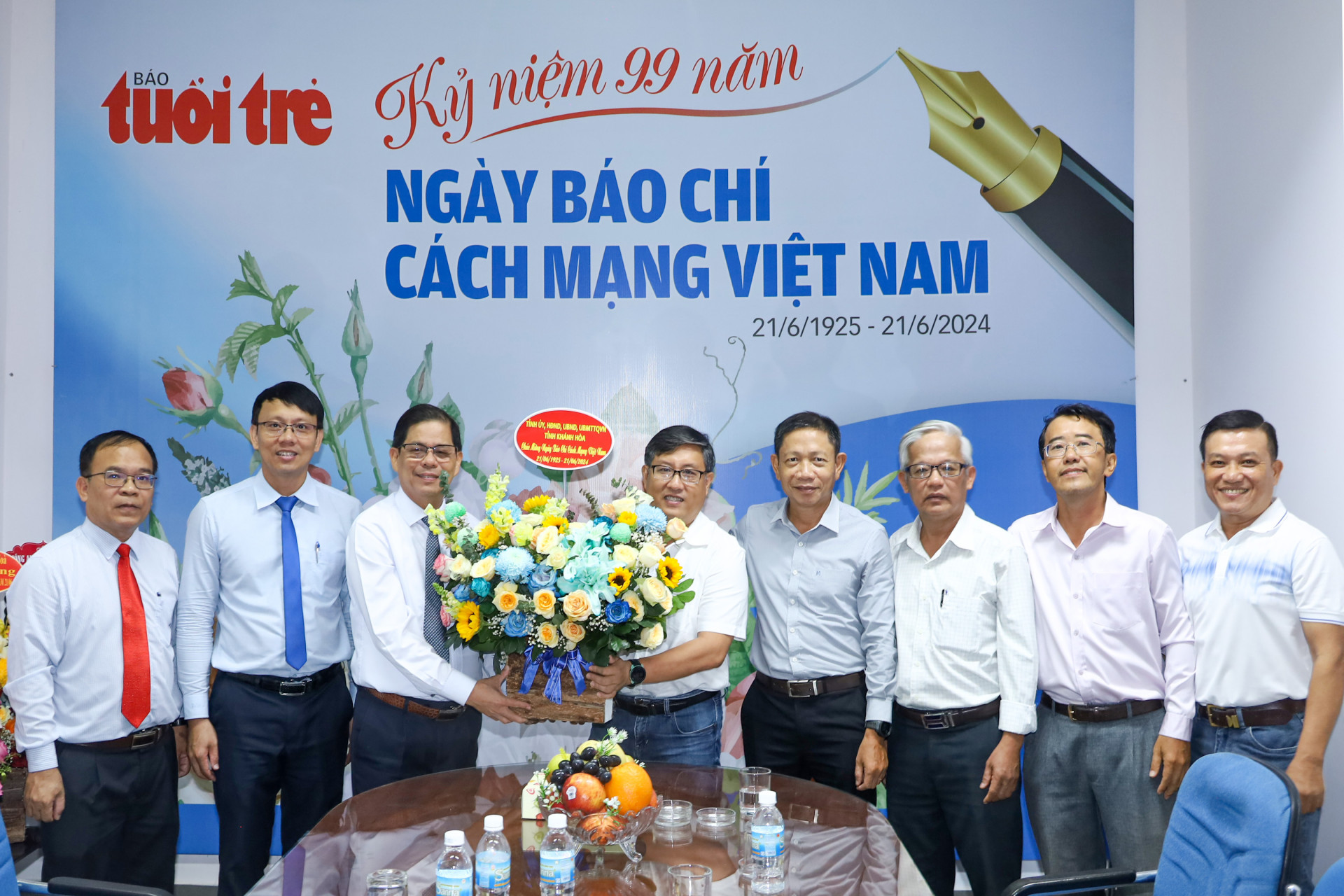Đồng chí Nguyễn Tấn Tuân tặng hoa chúc mừng tập thể Văn phòng đại diện Báo Tuổi trẻ vùng Nam Trung Bộ.