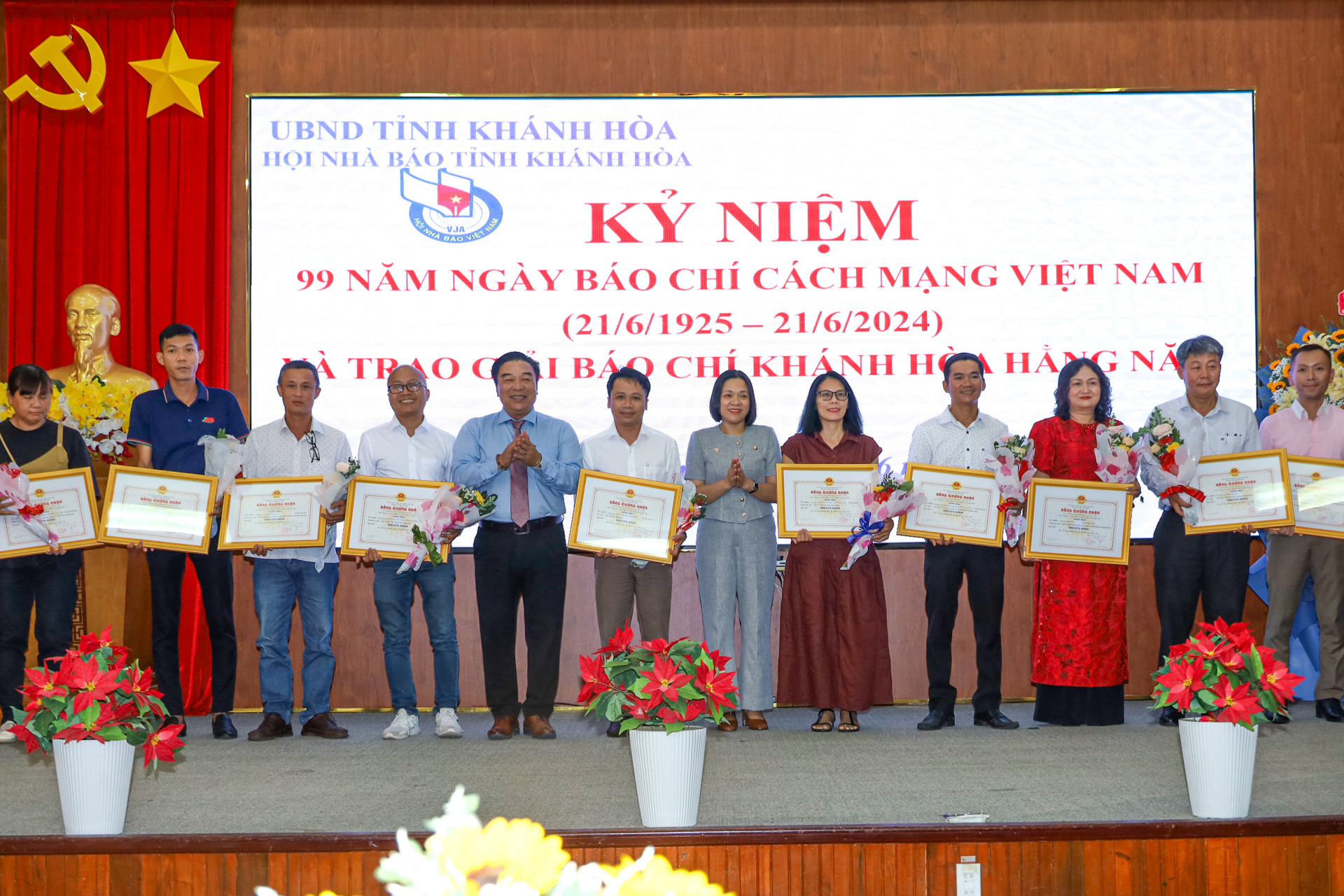 Đồng chí Trần Thu Mai cùng lãnh đạo Hội Nhà báo tỉnh trao giải Khuyến khích cho các tác giả, đại diện nhóm tác giả.