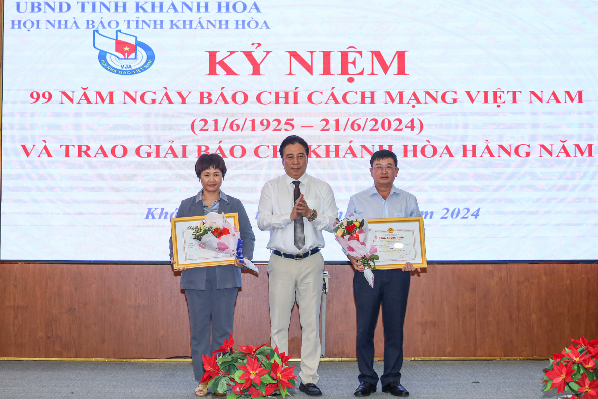 Đồng chí Nguyễn Khắc Toàn trao giải Nhất cho các tác giả, đại diện nhóm tác giả.