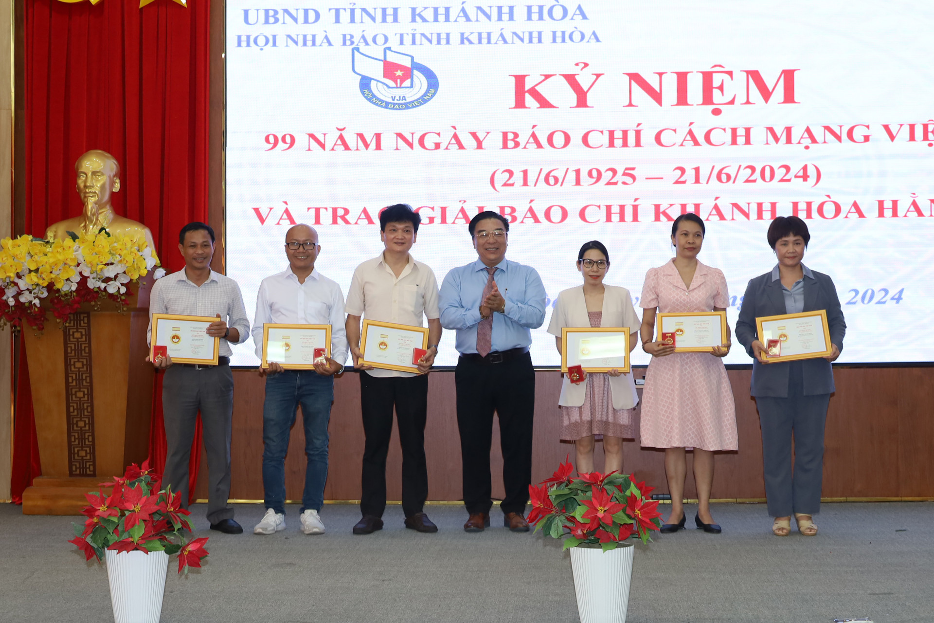 Lãnh đạo Hội Nhà báo tỉnh trao Kỷ niệm chương “Vì sự nghiệp báo chí Việt Nam” cho các hội viên.