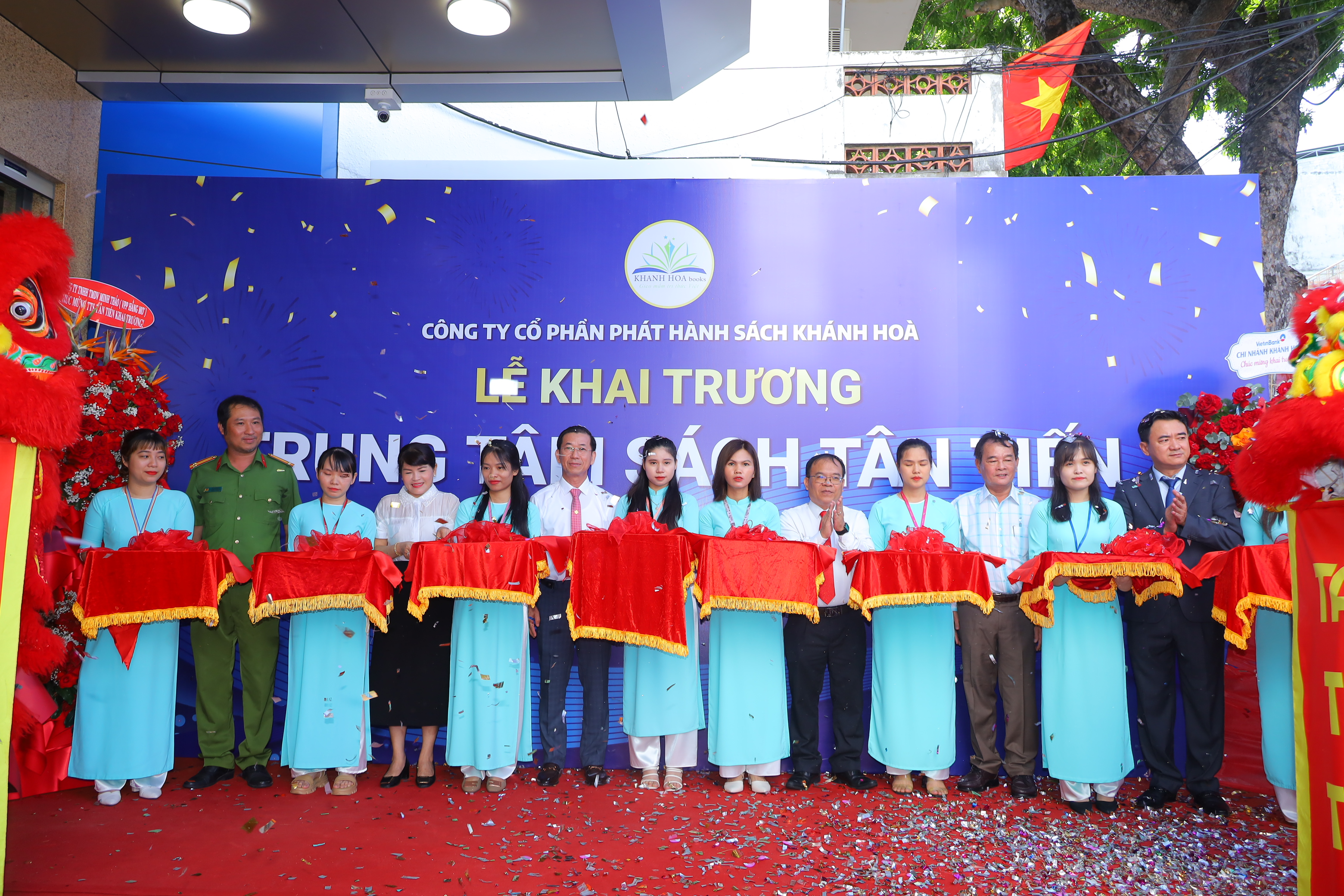 Khai trương Trung tâm sách Tân Tiến tại địa chỉ mới