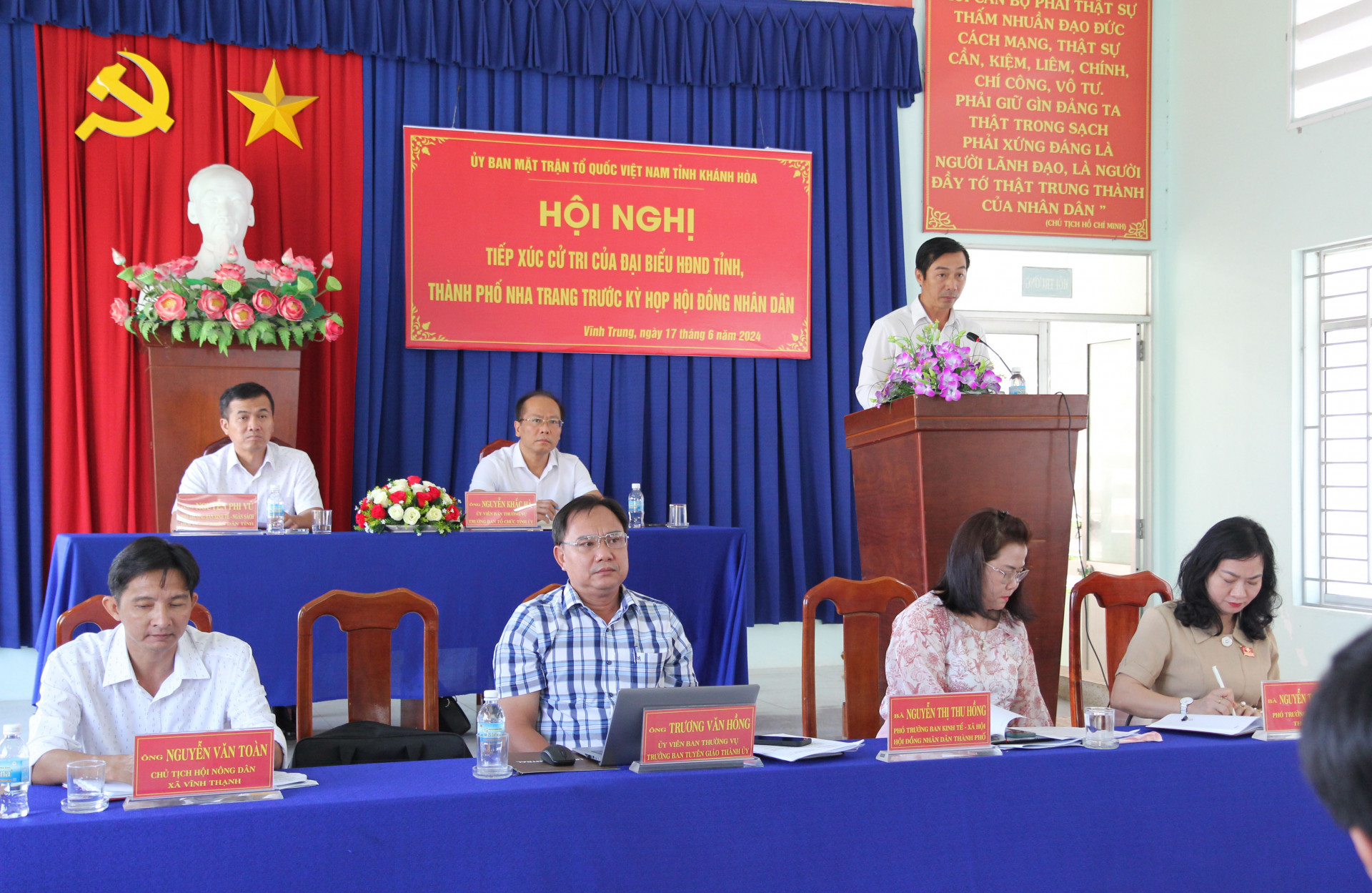 Các đại biểu HĐND tỉnh, HĐND thành phố tiếp xúc cử tri xã Vĩnh Trung.