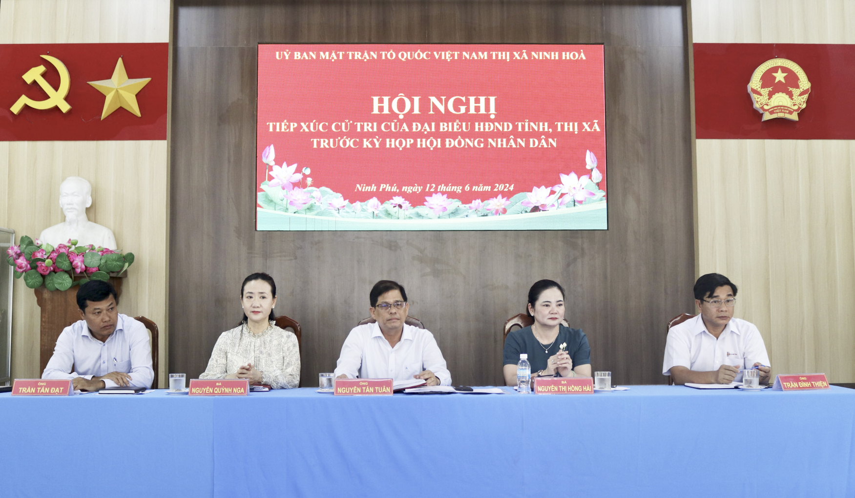 Ông Nguyễn Tấn Tuân cùng tổ đại biểu HĐND tỉnh và HĐND thị xã Ninh Hòa tại buổi tiếp xúc cử tri.