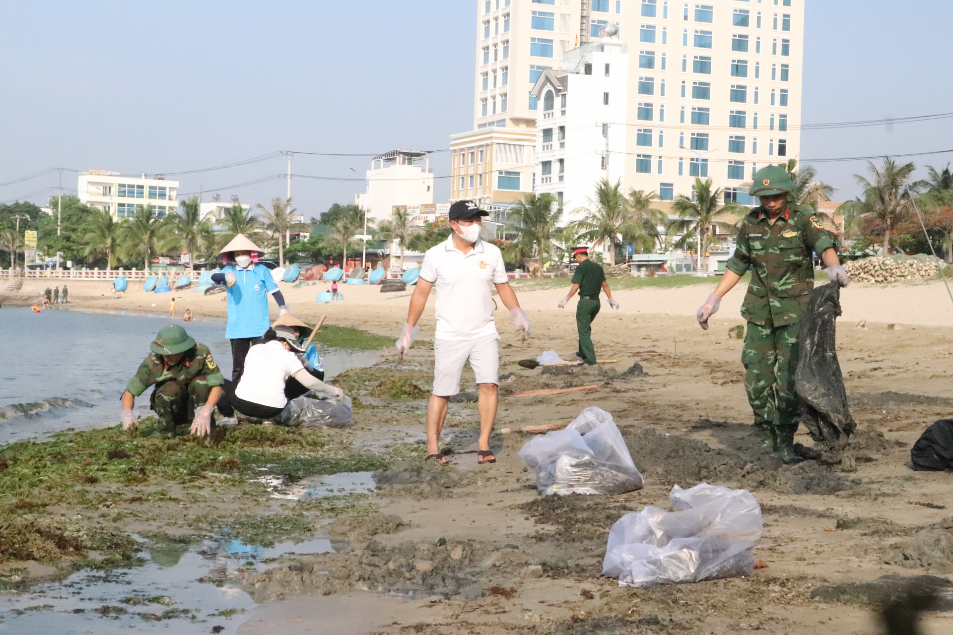 Lực lượng tham gia thu gom rác thải ven biển Nha Trang.