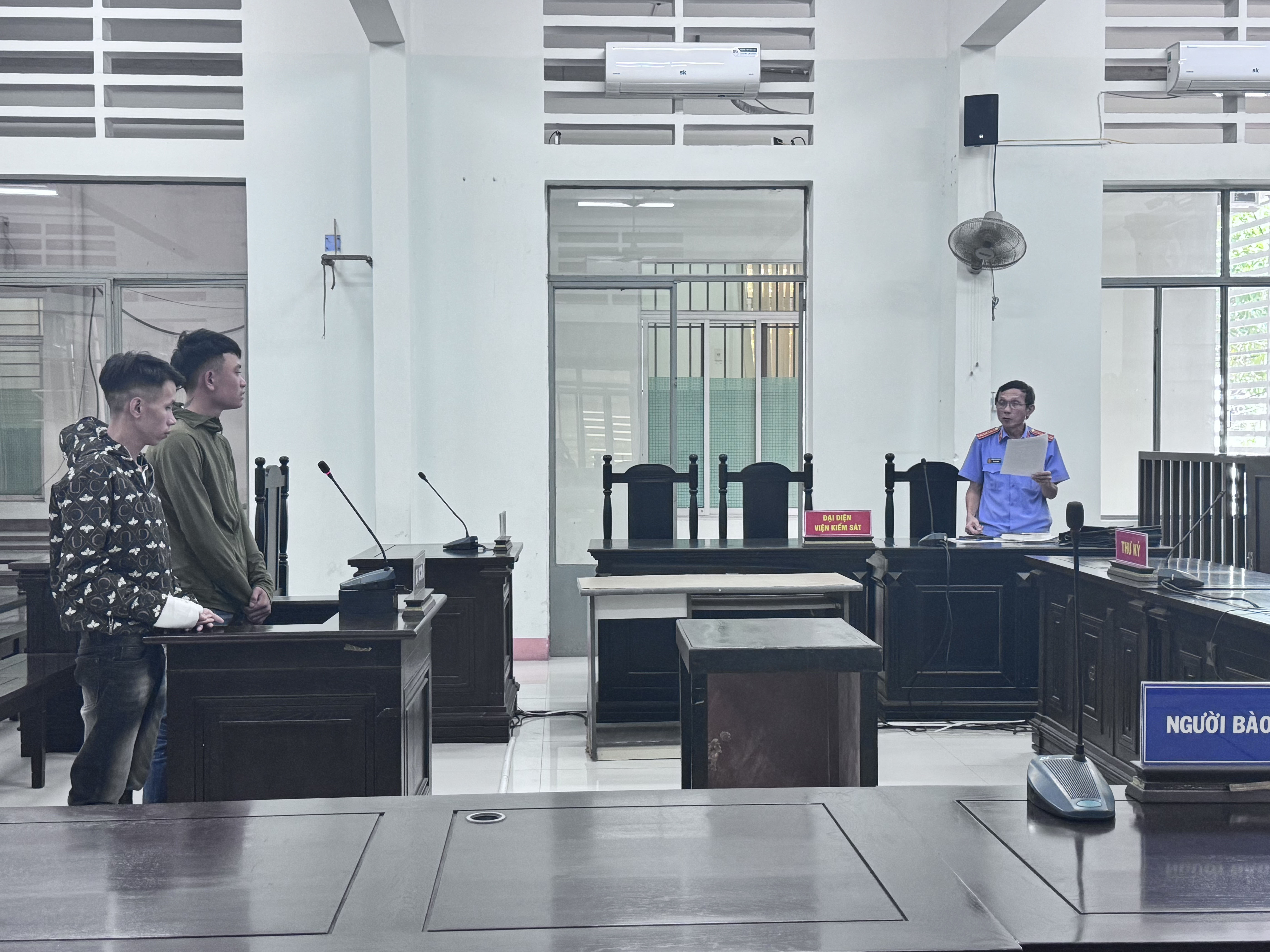 Rủ nhau tới quán đập phá, 2 thanh niên lãnh án