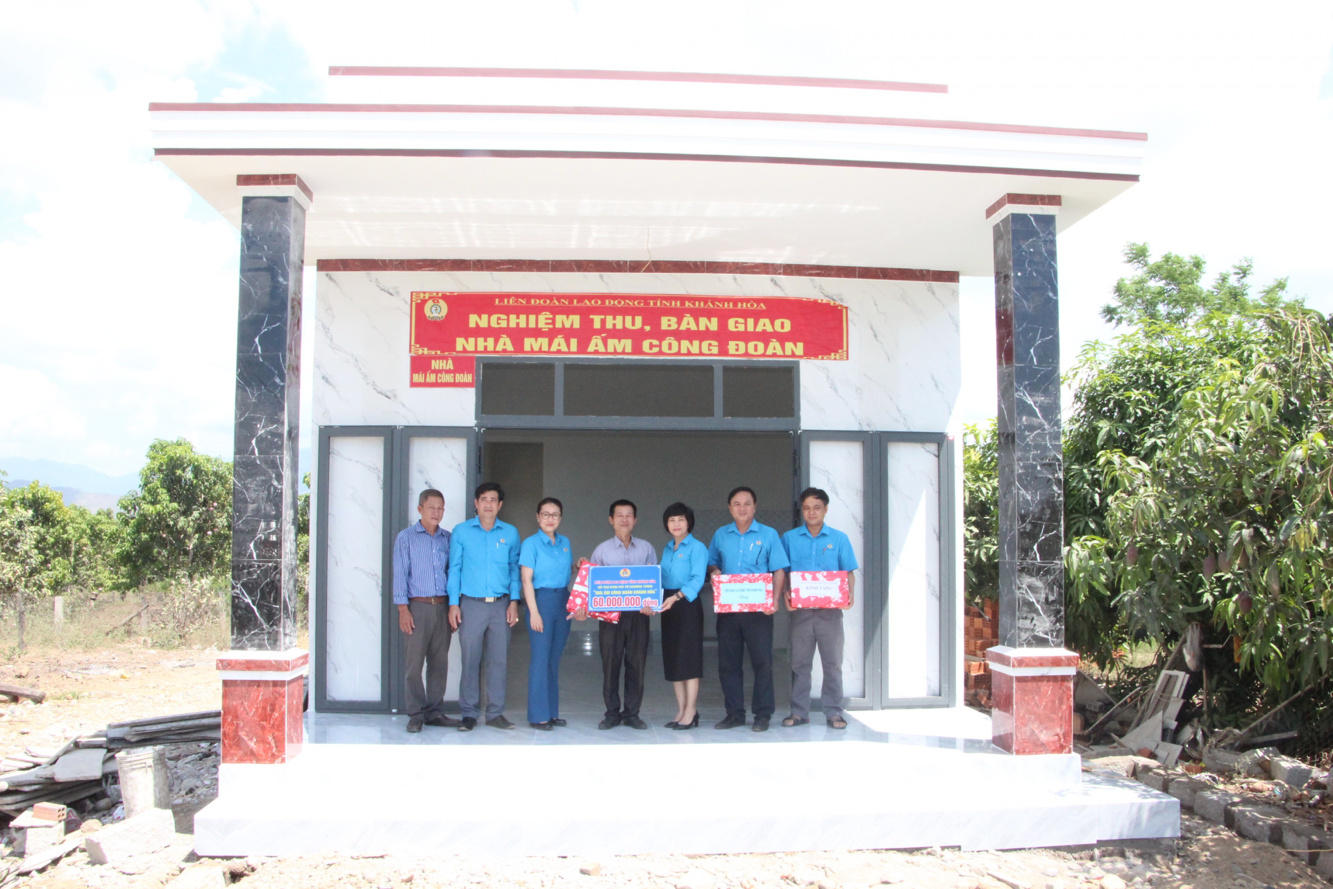 Liên đoàn Lao động tỉnh nghiệm thu và bàn giao mái ấm cho đoàn viên tại thị xã Ninh Hòa.