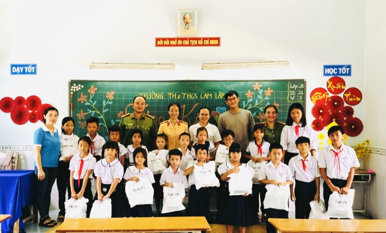 Trao quà cho các học sinh khó khăn ở Cam Lập